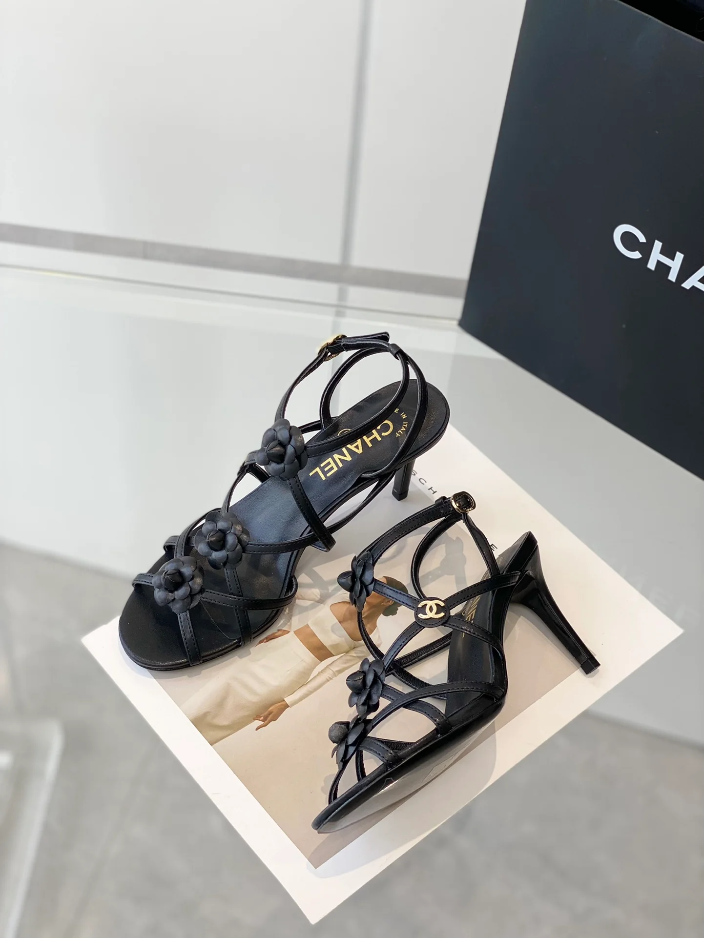 Новинка сезона весна/лето 2023 от Chanel - сандалии на шпильке Camellia - 7 см - черные.