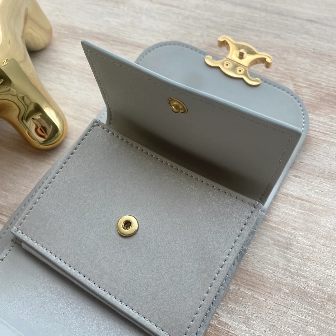 Маленький глянцевый кошелек Celine Triomphe с клапаном из овечьей кожи — минерально-серый.