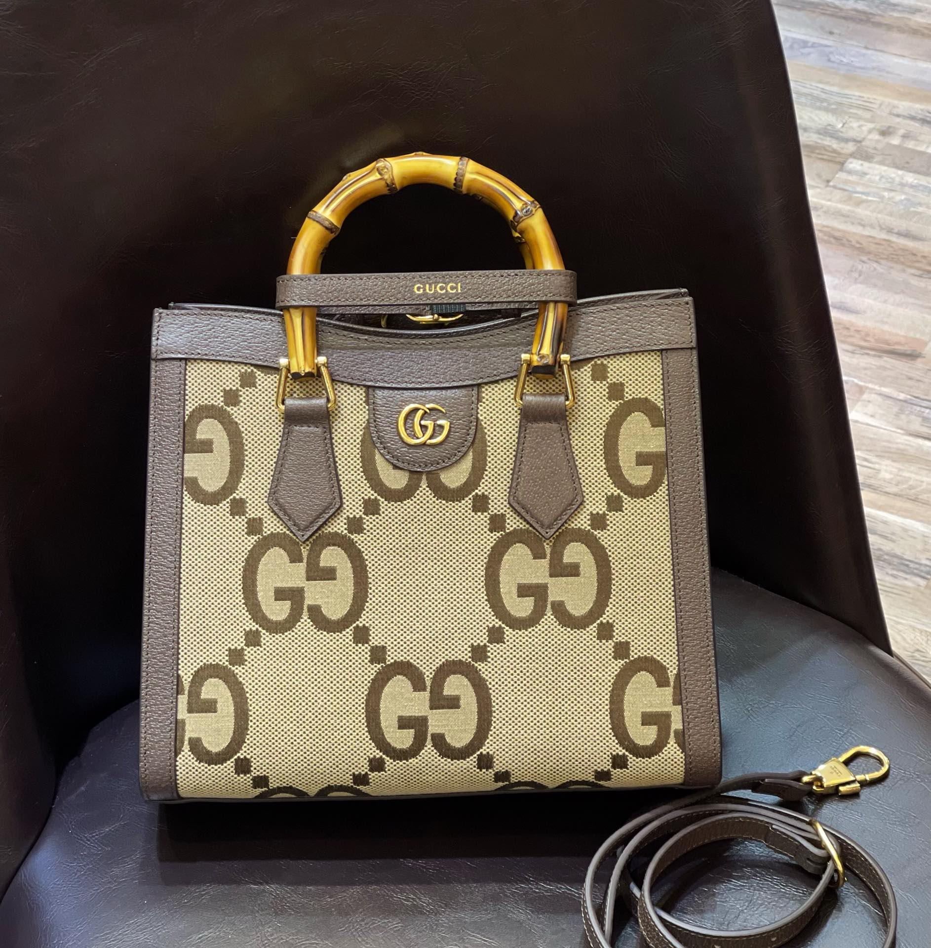 Сумка-тоут Gucci из канваса с принтом G-Flower и бамбуковой ручкой - 27x24x11 см