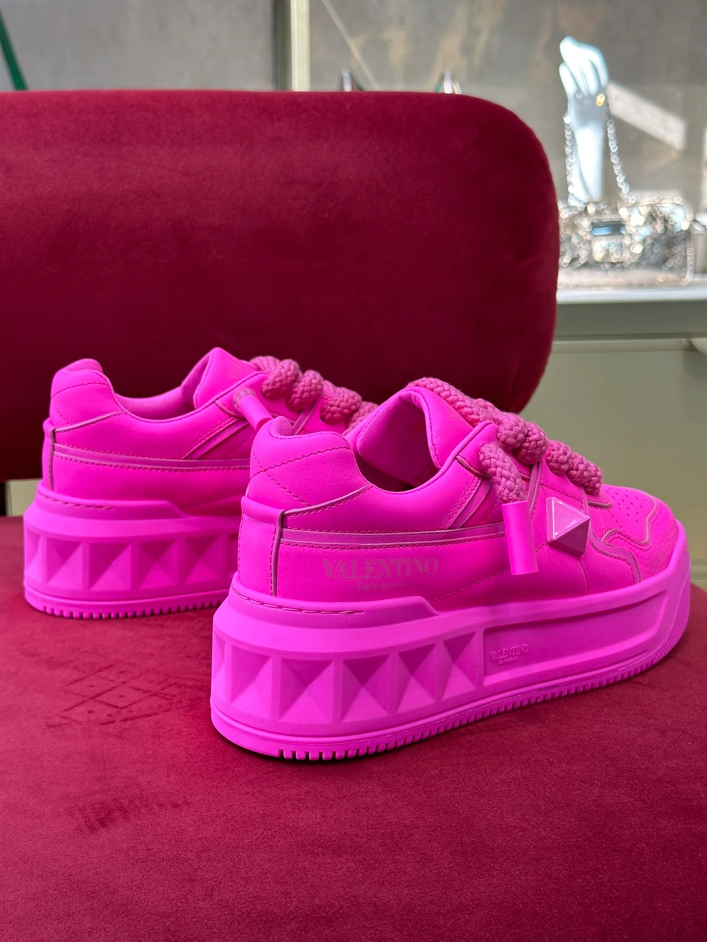 Новинка лета 2023 от Valentino - Кроссовки на платформе из телячьей кожи - Парные - 6 см - Розовые