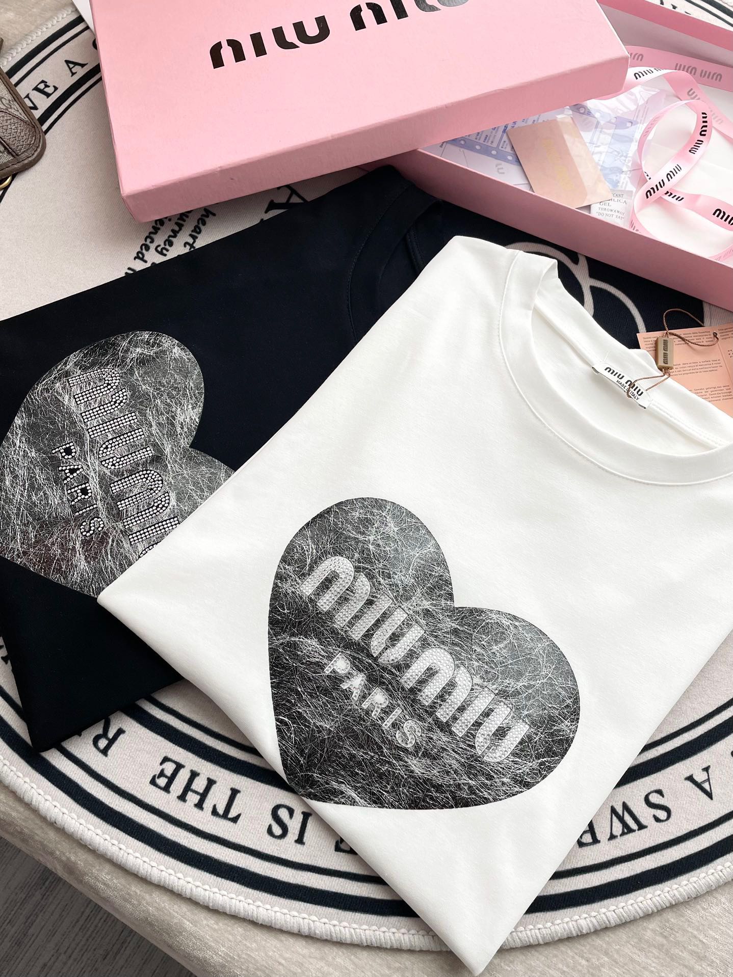 Miu Miu-2404 Хлопковая футболка с коротким рукавом и круглым вырезом в форме сердца, свободного кроя, белая