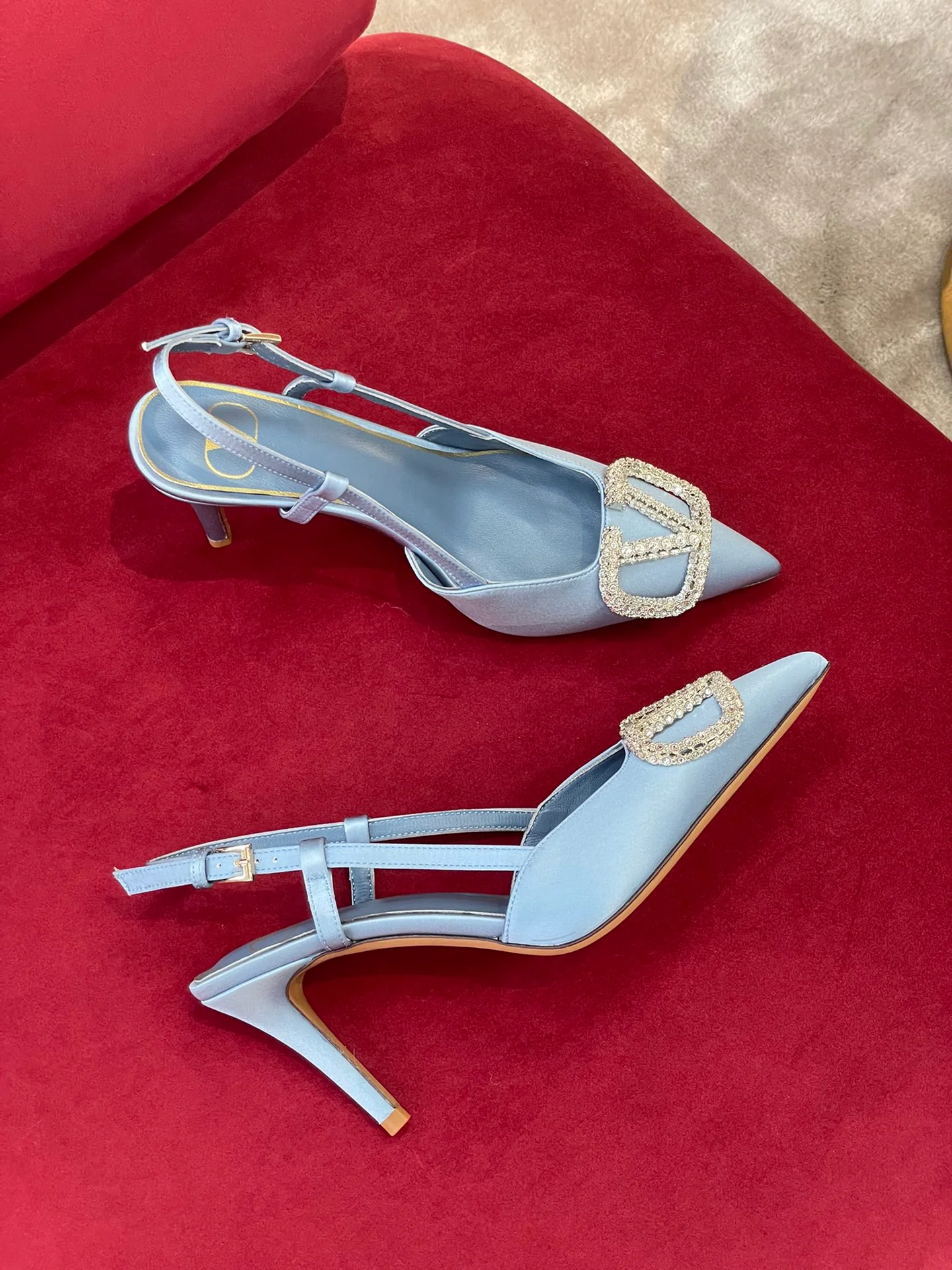 Новинка сезона осень/зима 2022 от Valentino - атласные туфли на каблуке с разрезом и стразами - синие.