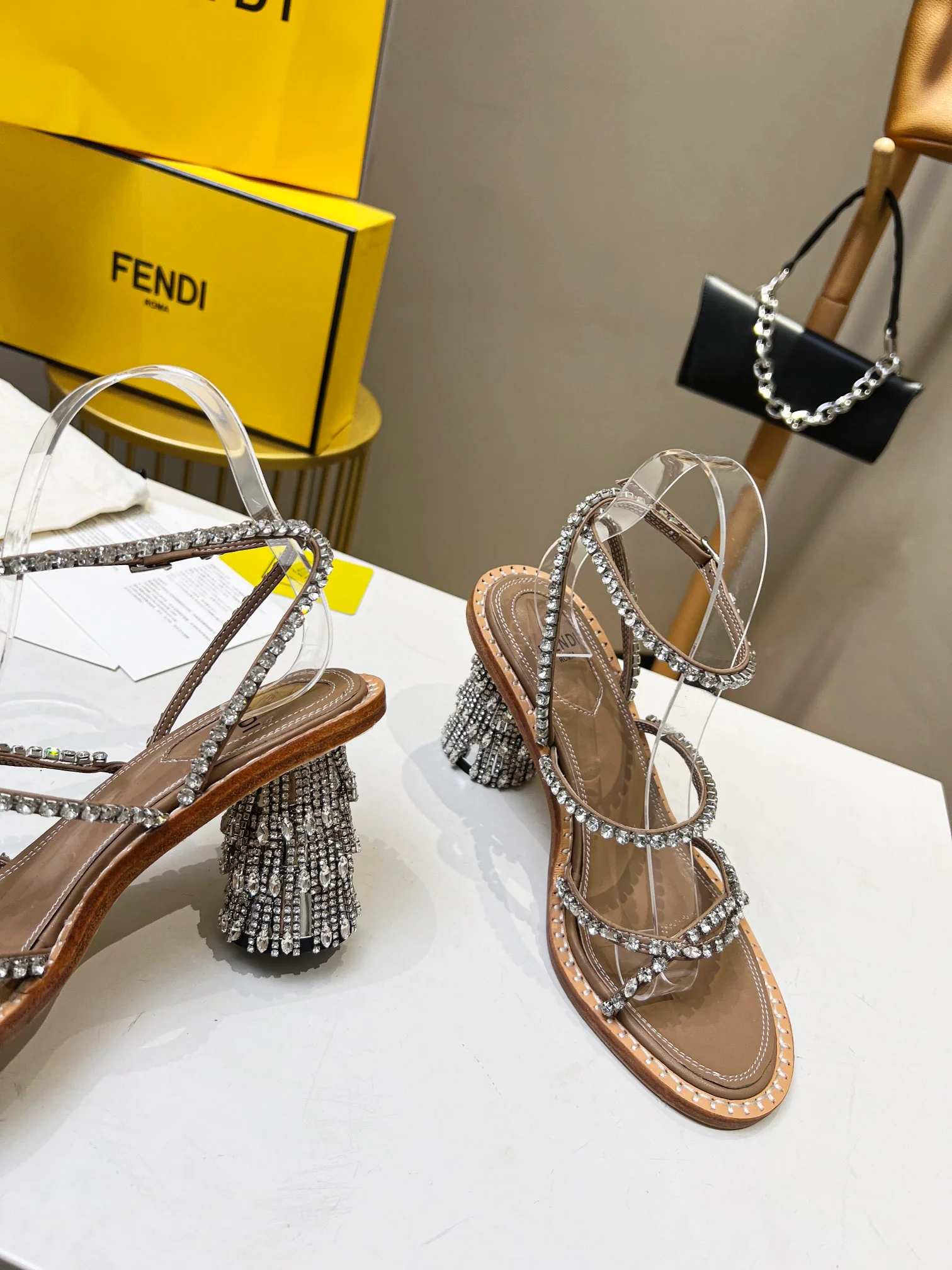 Fendi - Новинки ранней весны 2022 года - Сандалии и туфли на каблуках - 1