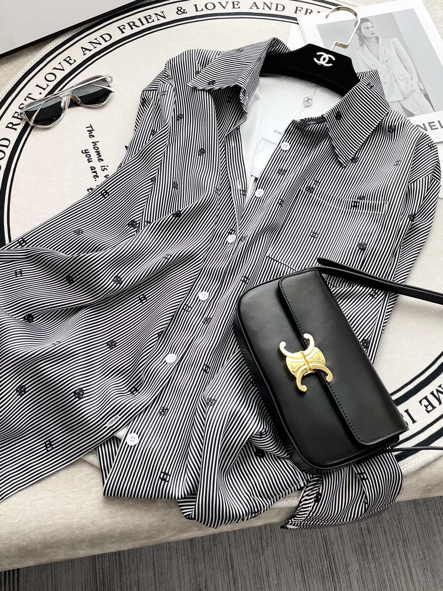 Chanel 2404 - Рубашка в полоску с принтом, объемной аппликацией и вышивкой, с коротким рукавом.