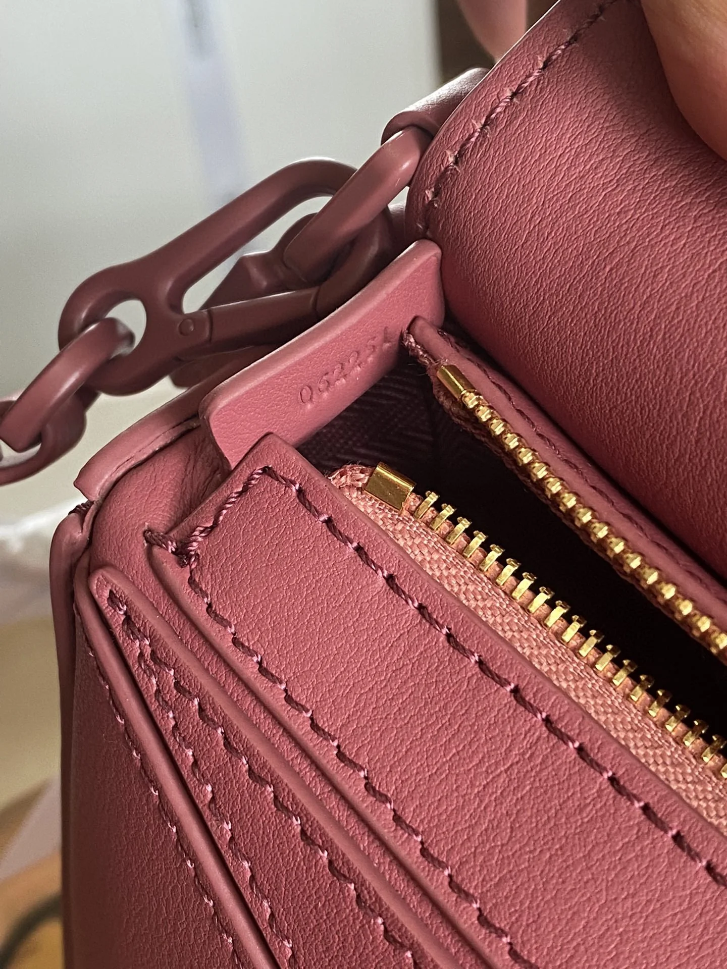 Мини-юбка Loewe Puzzle из телячьей кожи, розовая.