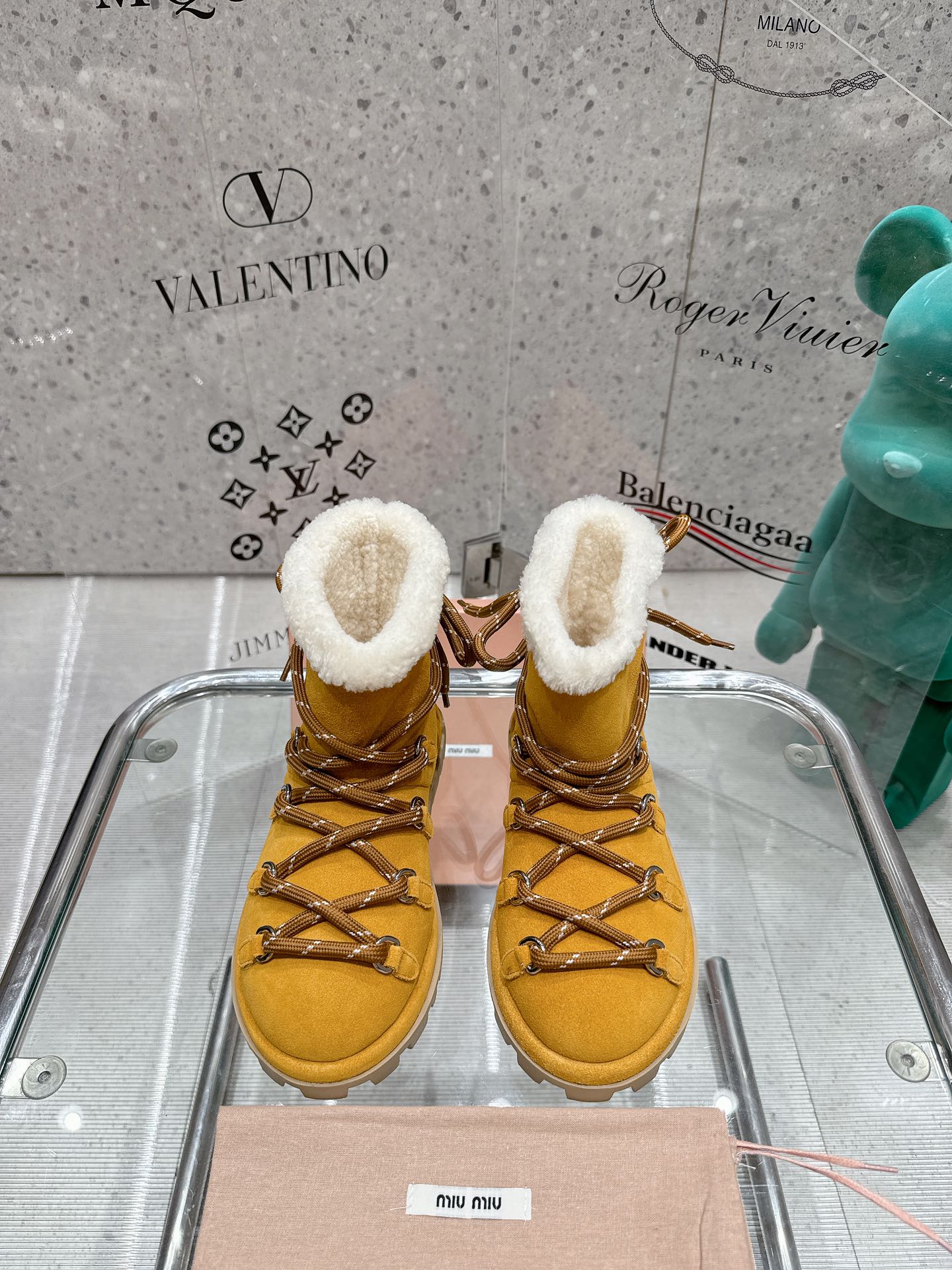 Ботинки Miu Miu 2024 с декоративной шнуровкой - желтые