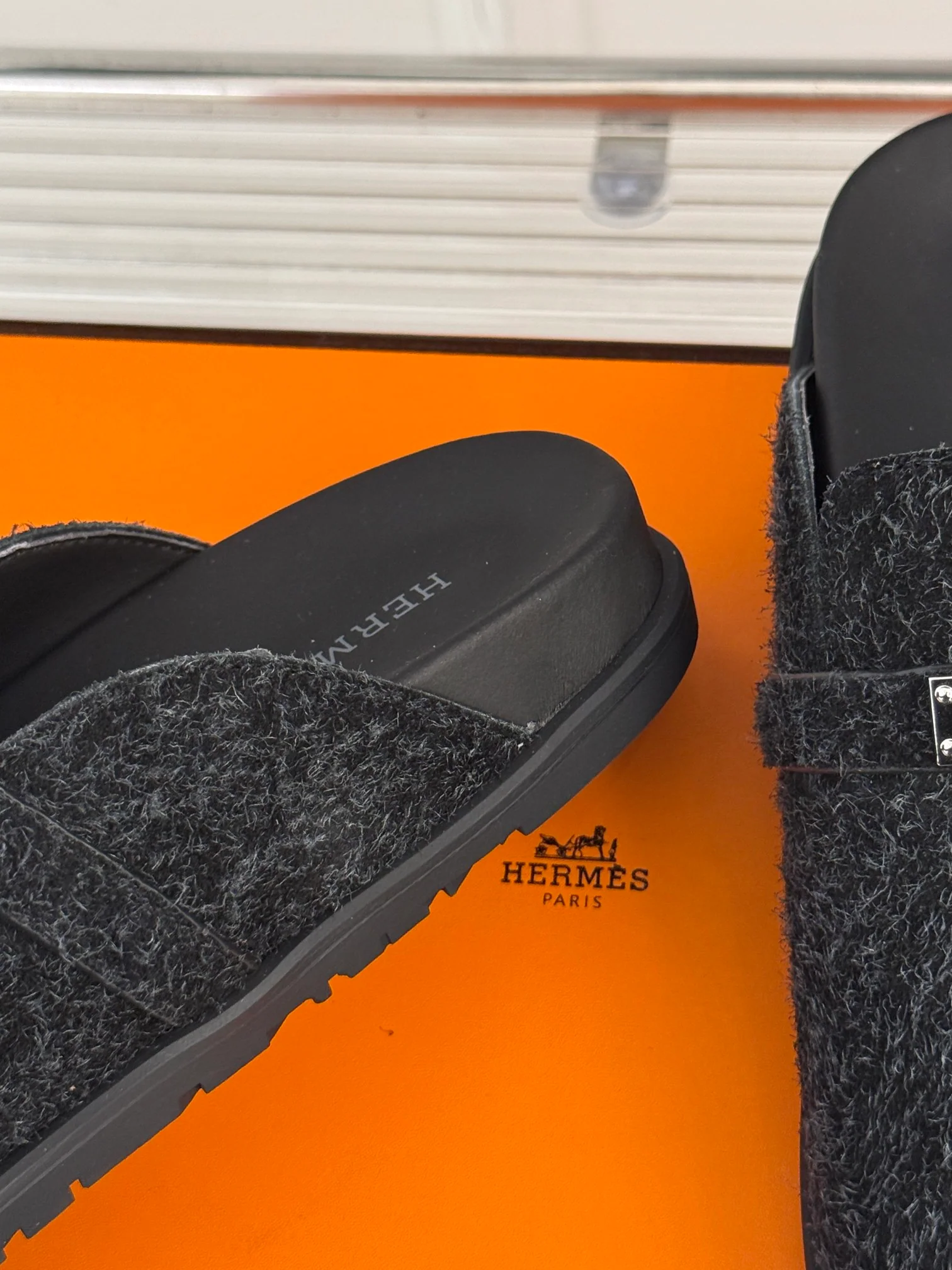 Классические тапочки Hermes Kelly Buckbeak 2024 года — темно-серые.