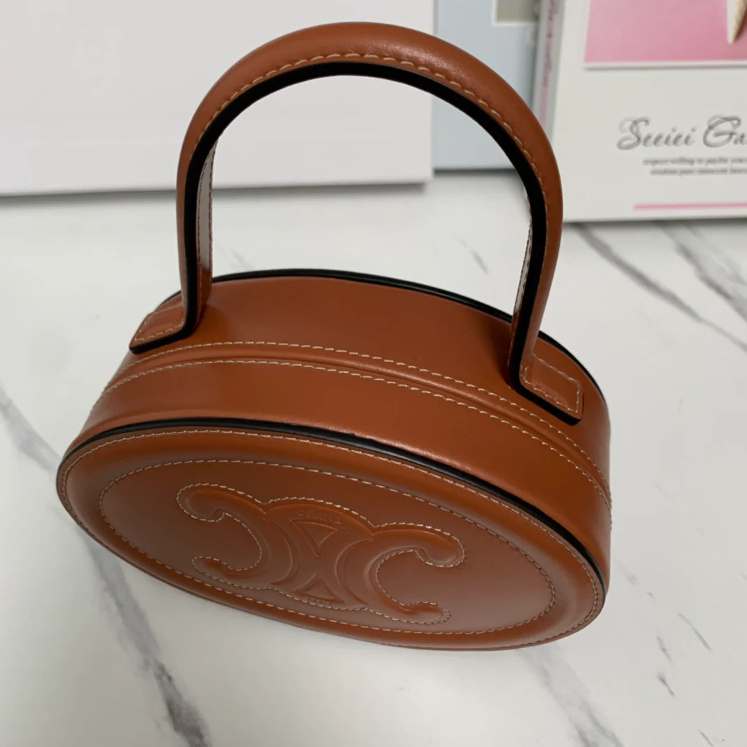 Мини-сумочка в виде лунного пирога от Celine, коричневая.