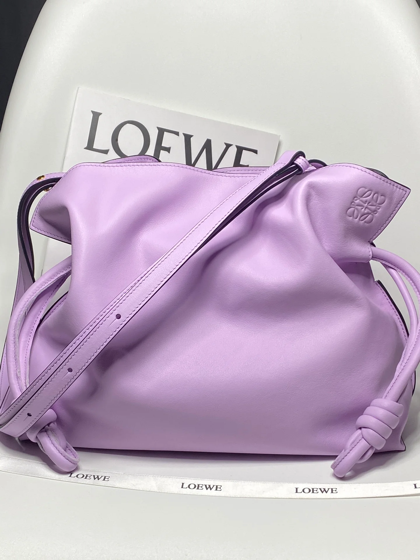 Усовершенствованная кожа Flamenco от Loewe 2020, фиолетовый цвет.