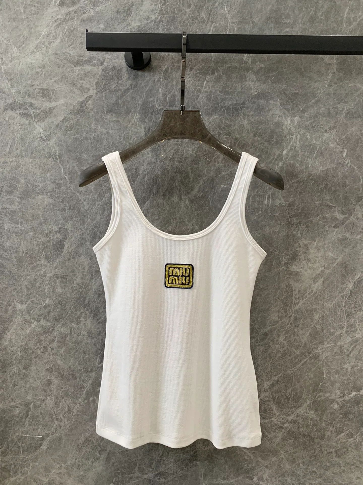 Miu Miu - Весна/Лето 2404-24ss Новый логотип, приталенный ребристый жилет - Белый