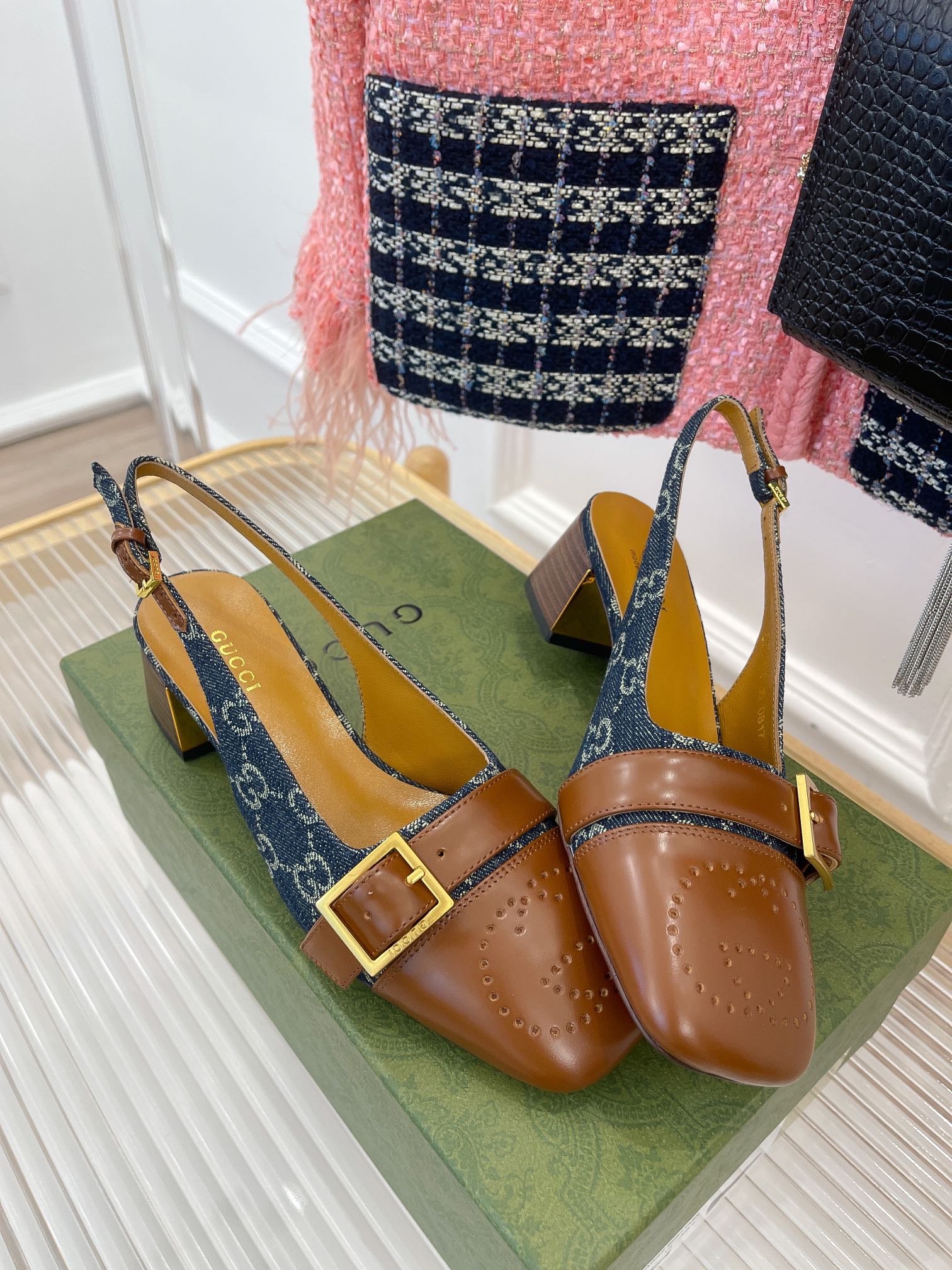 Новинка начала осени 2022 года от Gucci — сандалии на массивном каблуке.