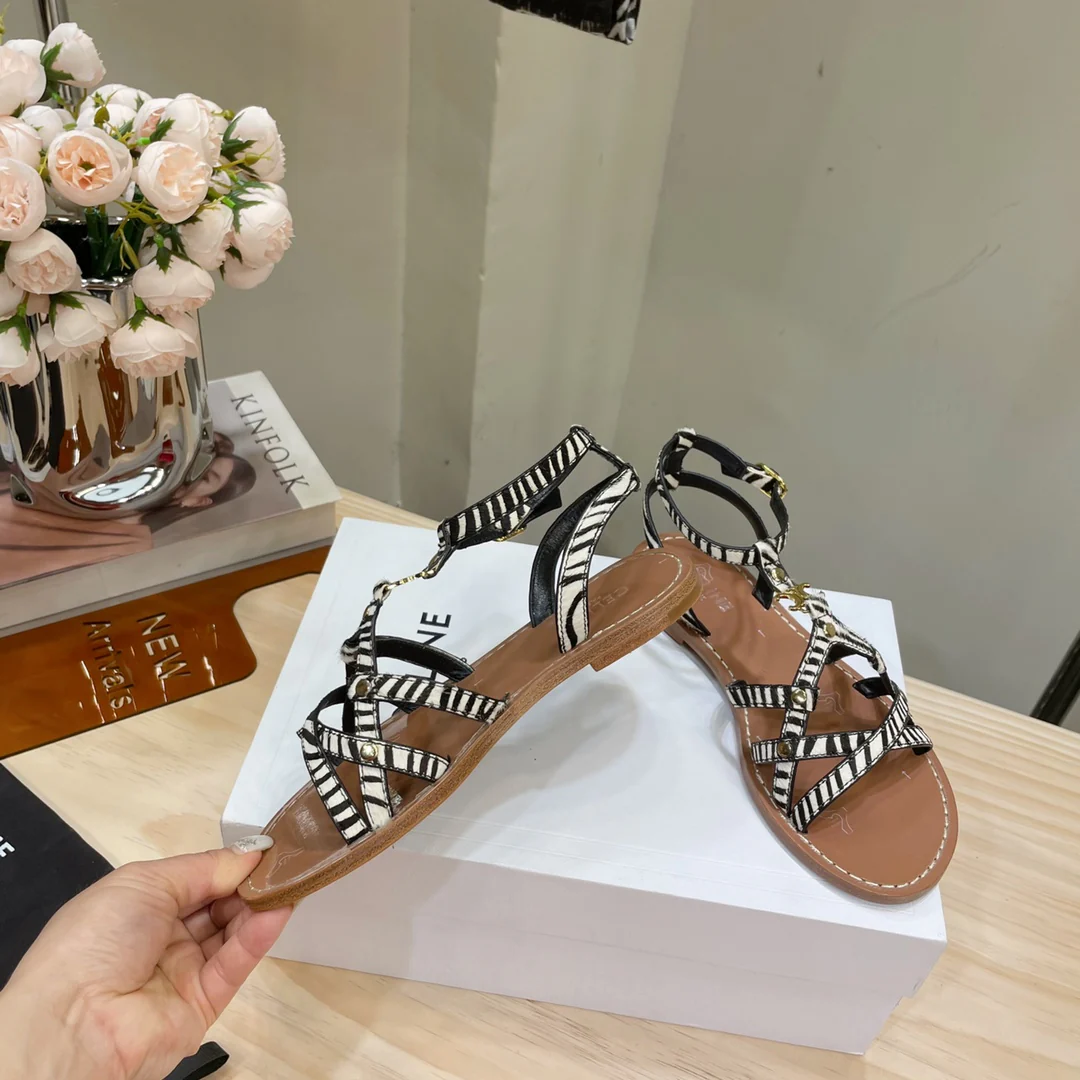 Новинка сезона весна/лето 2023 от Celine - римские сандалии с ремешками