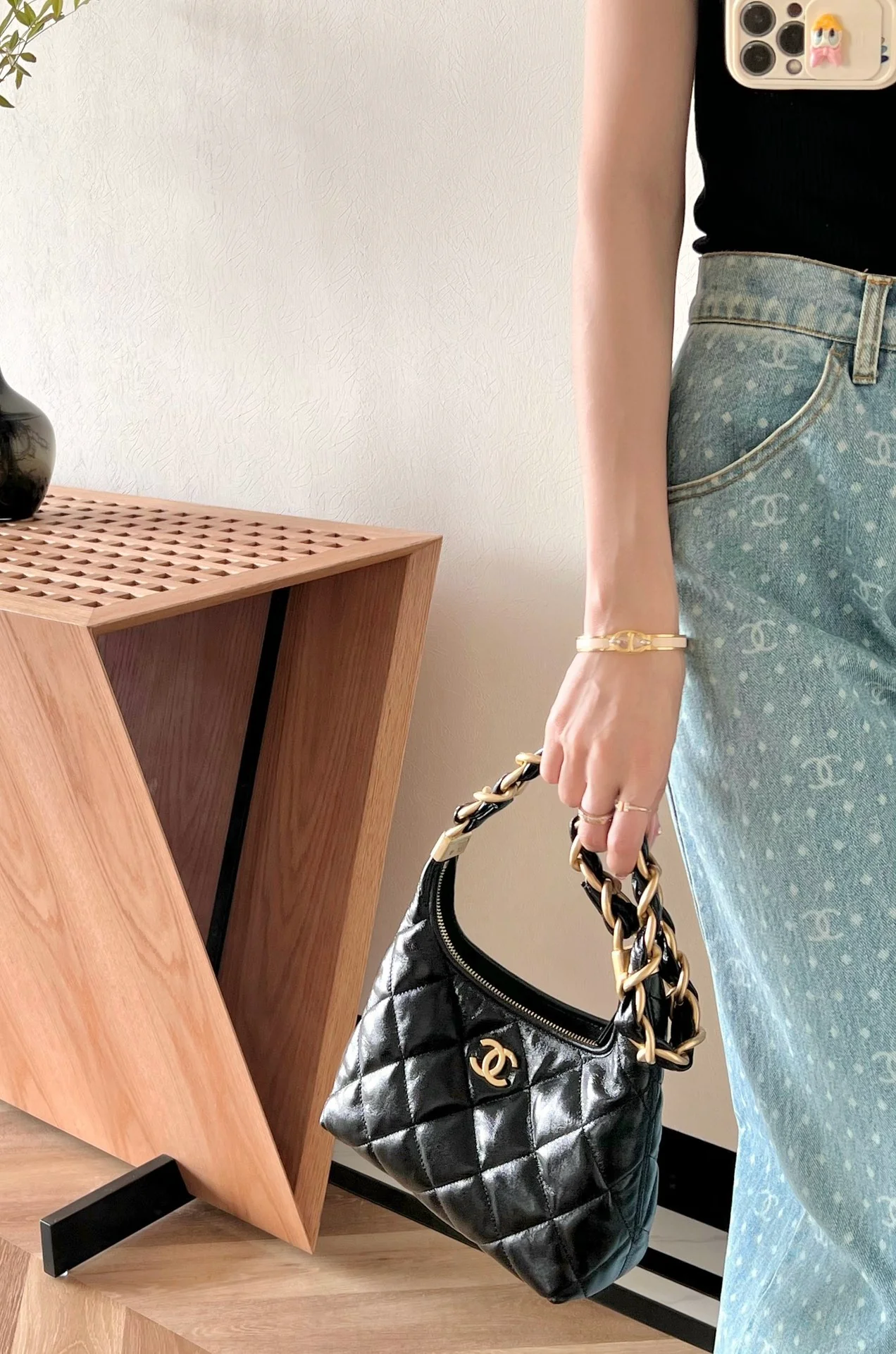 Сумка Chanel 24a Métiers d'Art из глянцевой овечьей кожи, маленькая, черная.