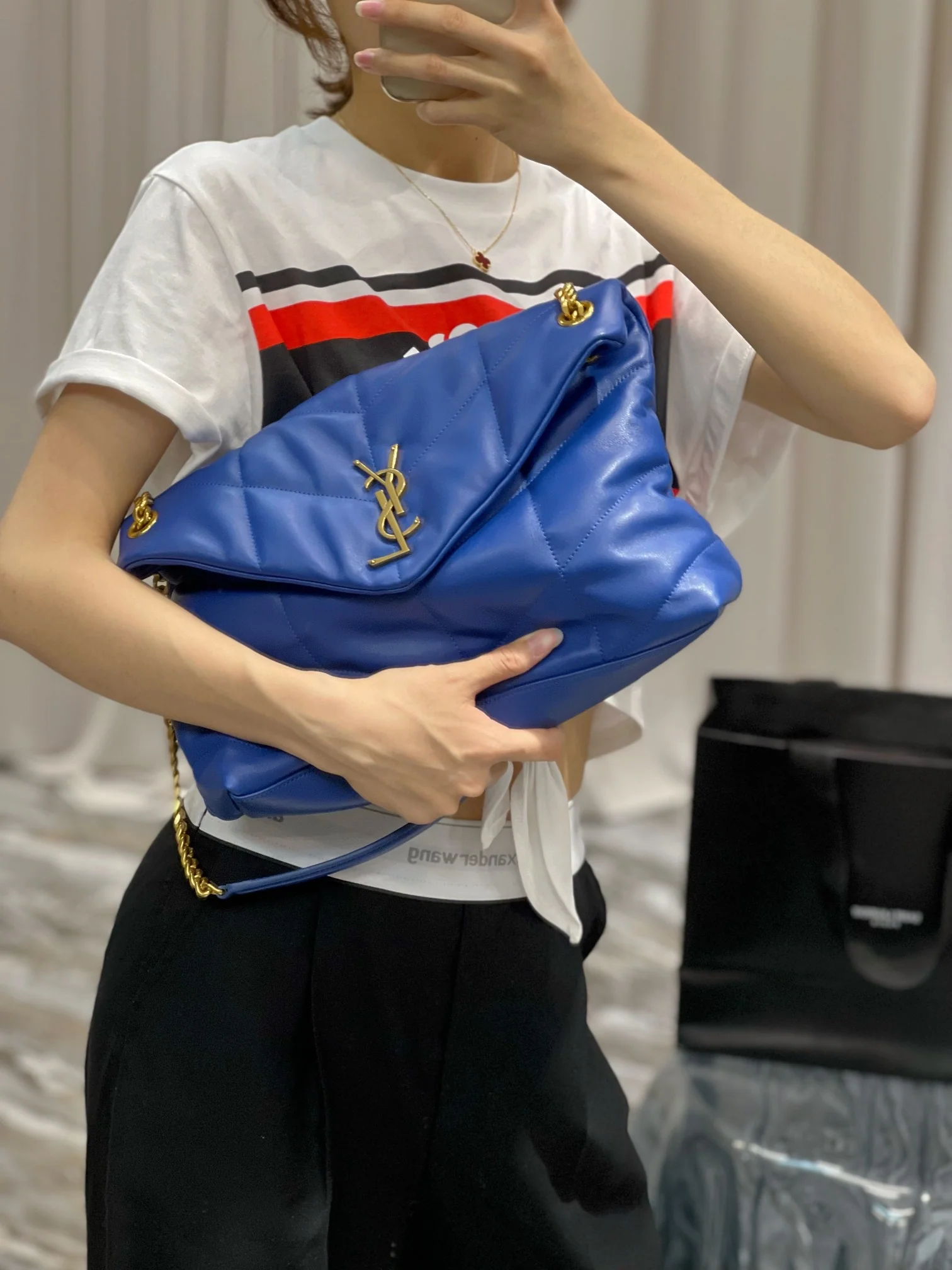 Стеганая сумка YSL из овечьей кожи — ярко-синий цвет и золотая фурнитура — овечья кожа — Фотографии в образе.