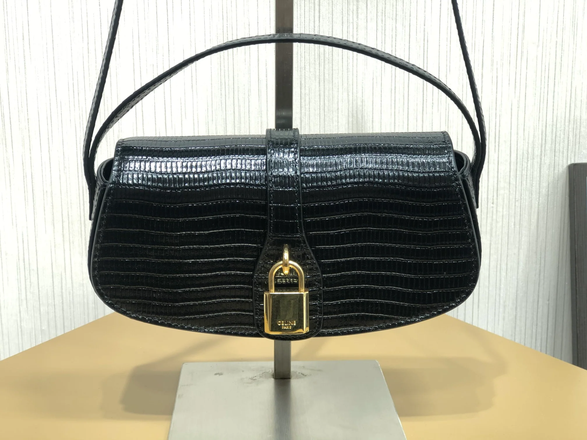 Мини-клатч Celine Tabou с замком, черный, из тисненой коровьей кожи с рисунком под ящерицу.