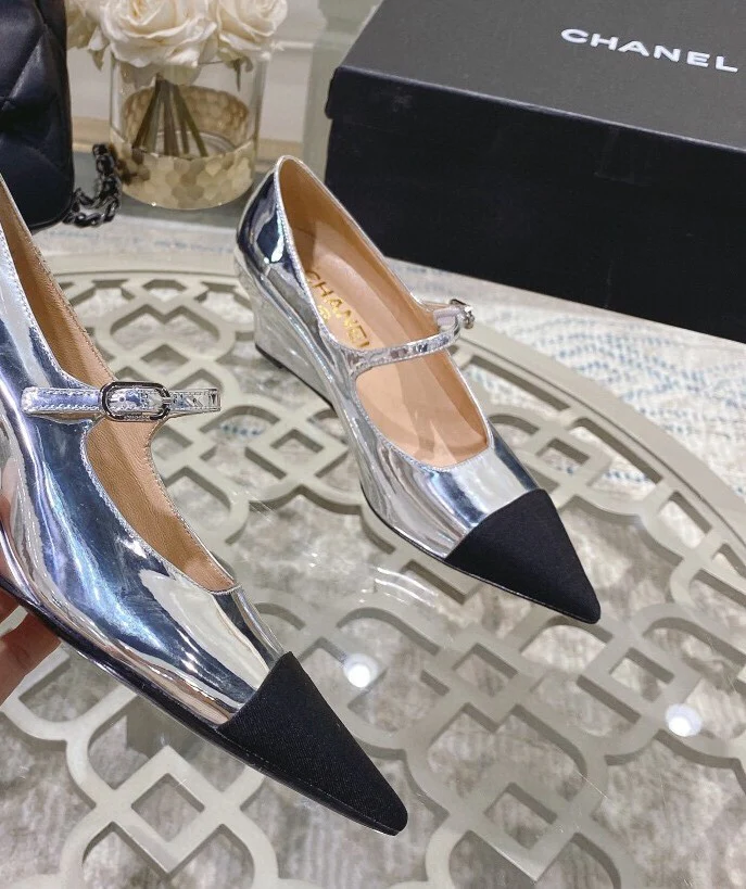 Новинка 2023 года от Chanel - Туфли на танкетке - Серебристые