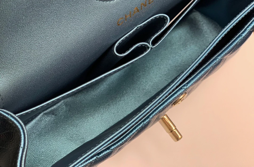 Chanel - Маленькая сумка из телячьей кожи с шариковым узором - CF - Жемчужно-голубой - 23 см