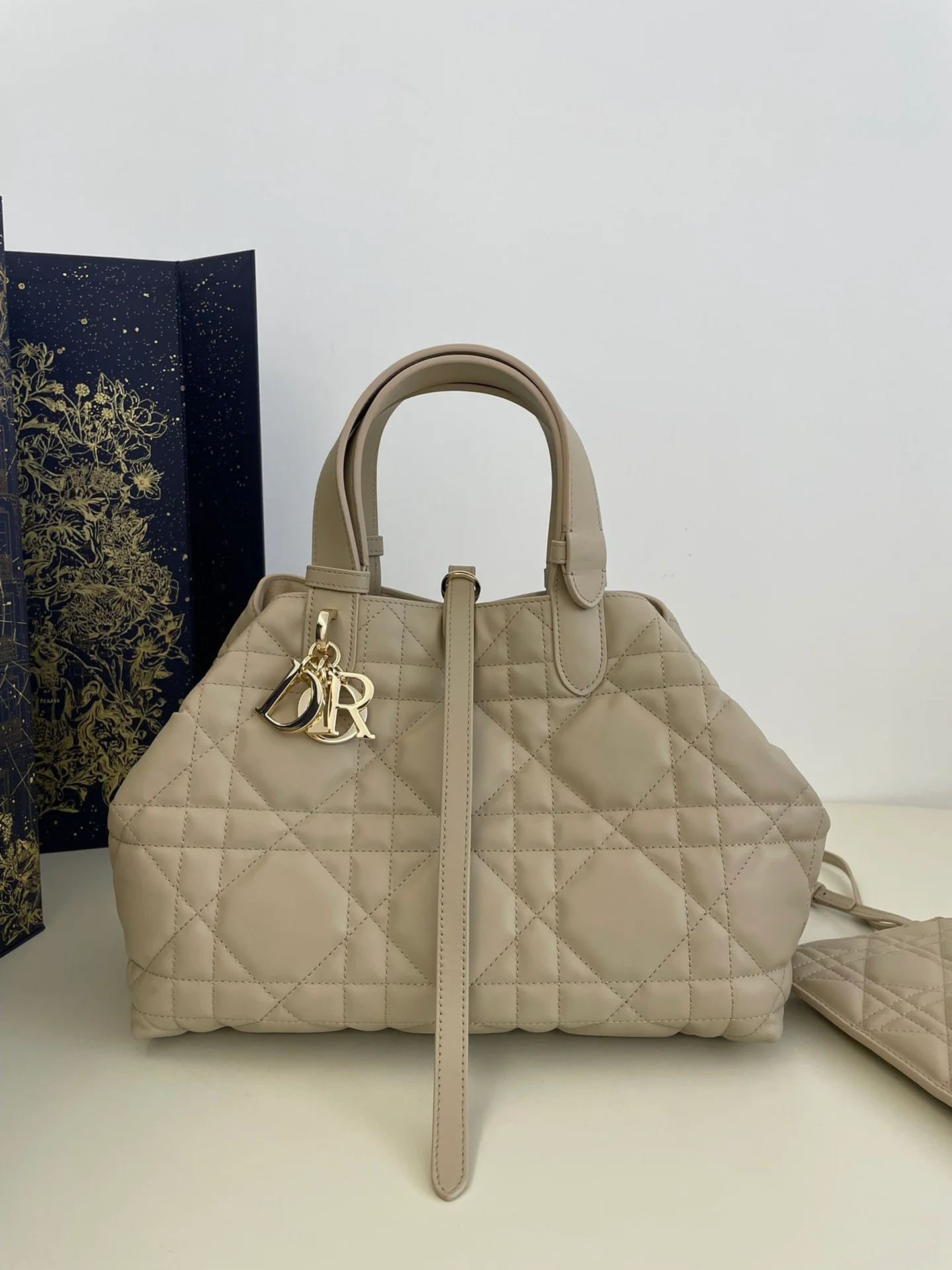 Большая сумка Cannage Dior Toujours, средний размер, розовато-бежевый