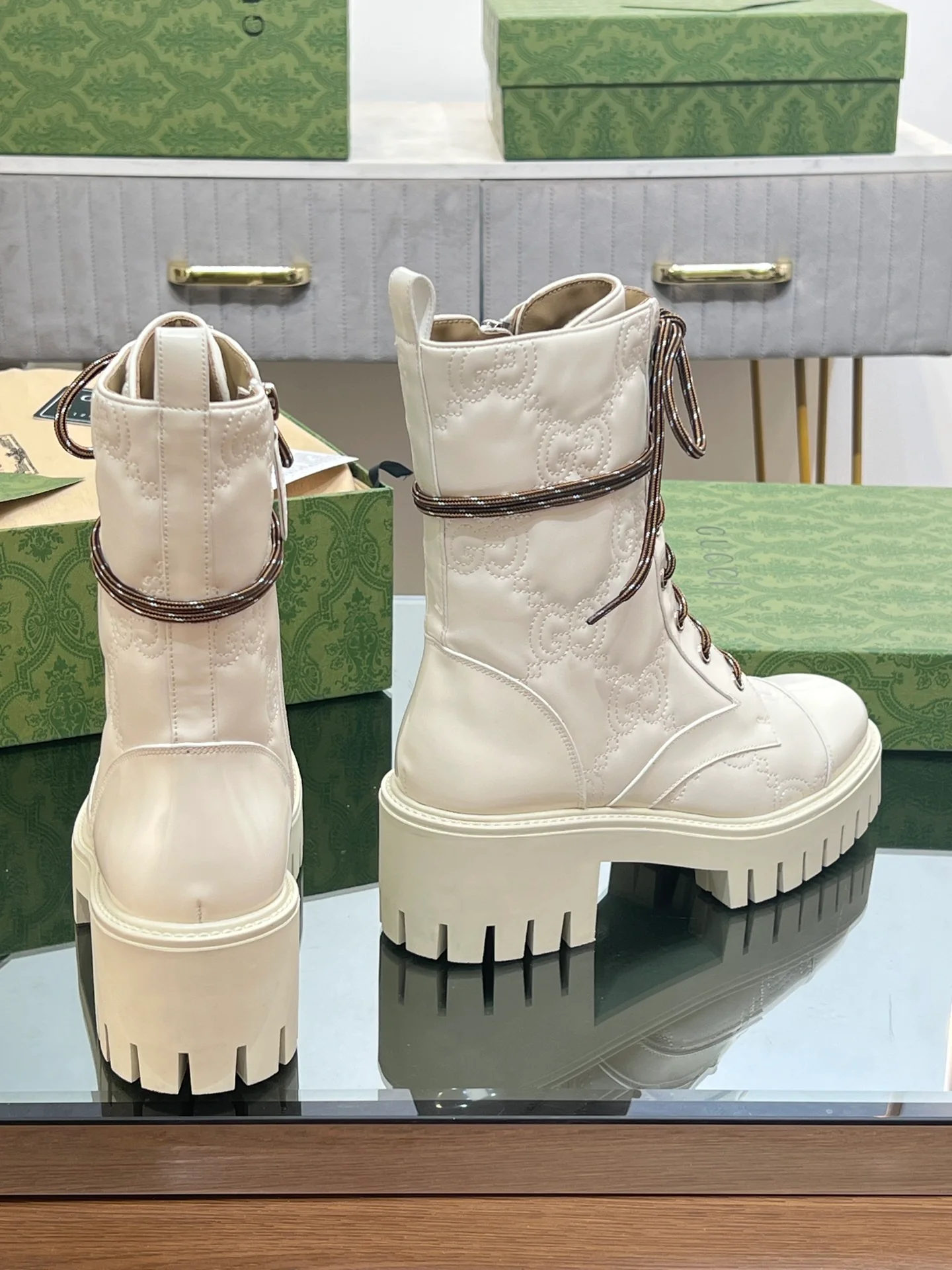 Походные ботинки Gucci с вышивкой и шнуровкой Mattelasse, белые.