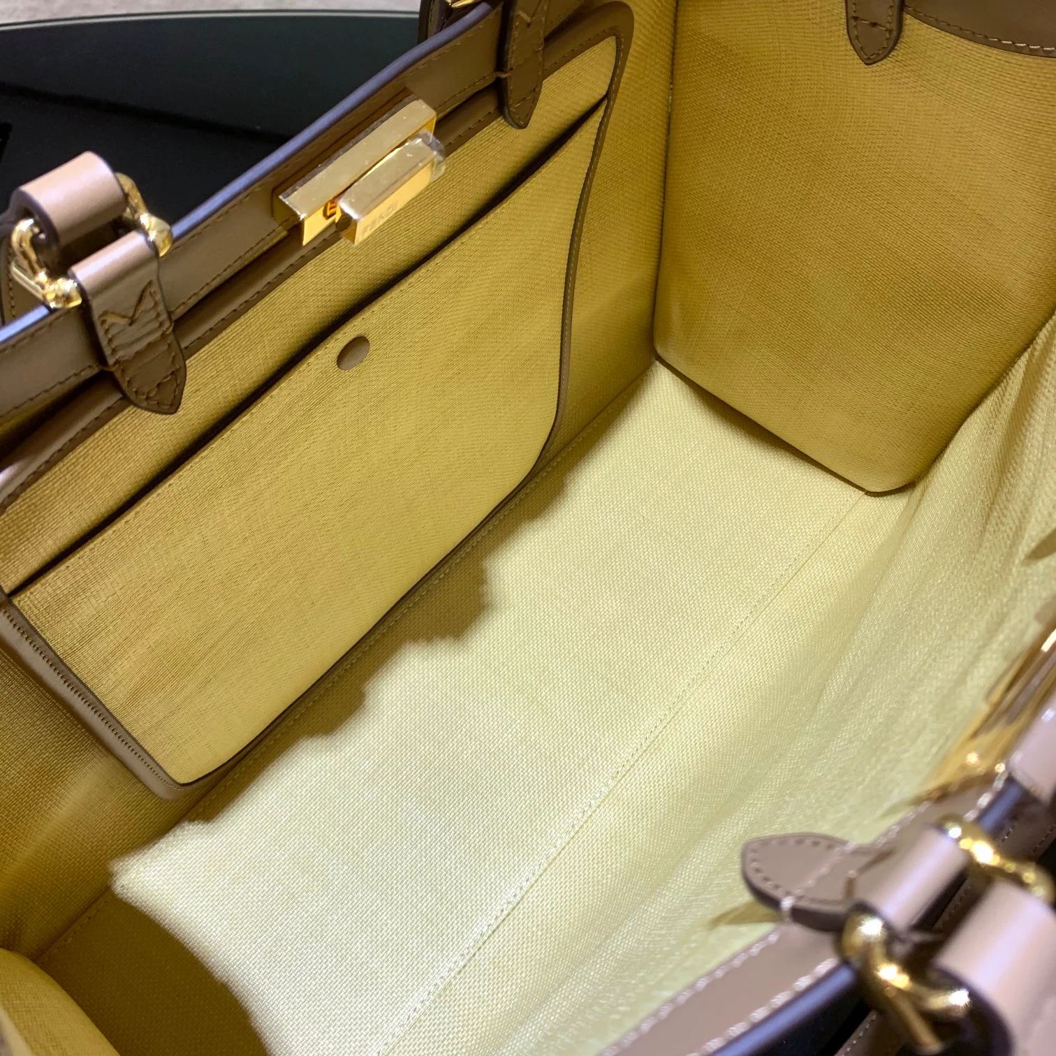 Сумка-тоут Fendi Peekaboo с кожаной ручкой