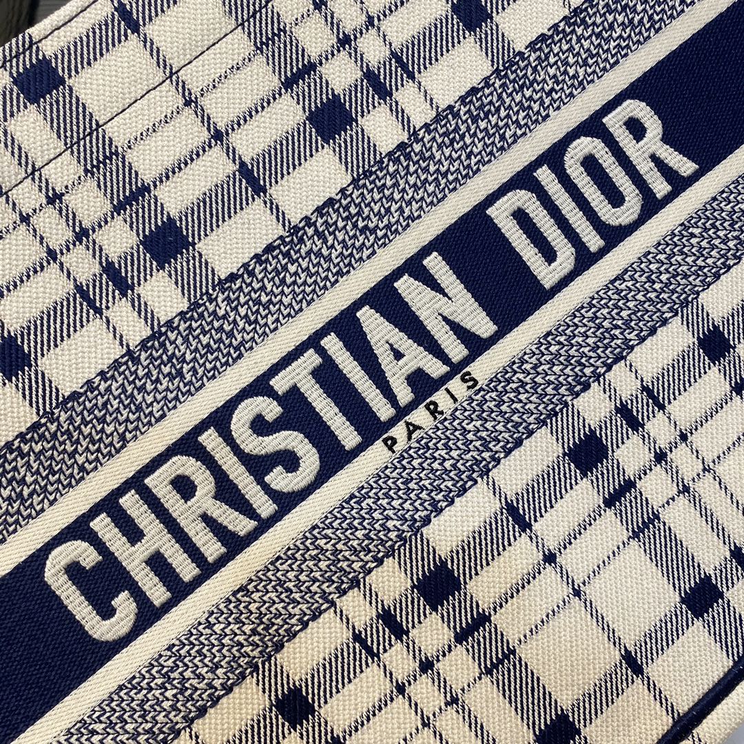 Сумка-тоут Dior Book, маленький размер 36-5 см, черно-белый клетчатый узор.