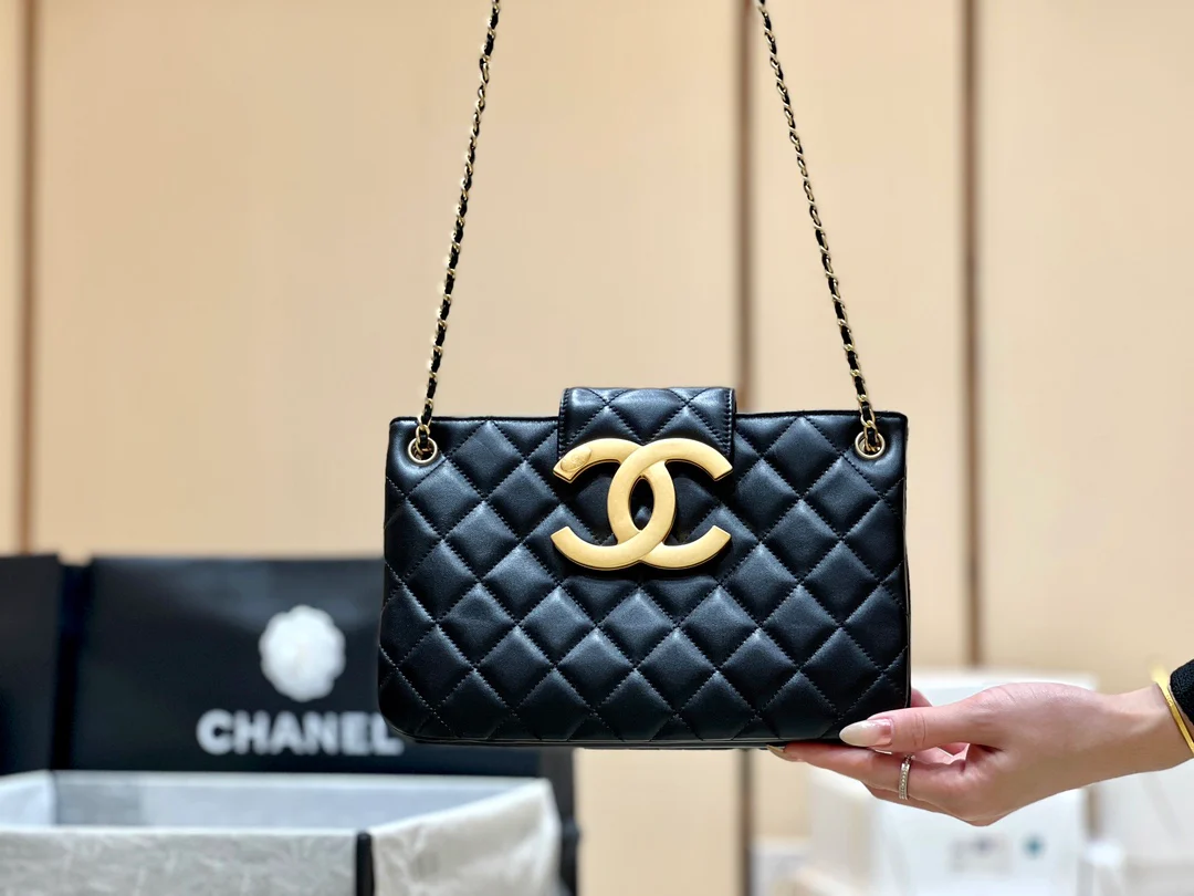 Новая коллекция Chanel ?Ранняя весна? — 24c — Большая ретро-сумка-шоппер с двойной буквой C — Черная