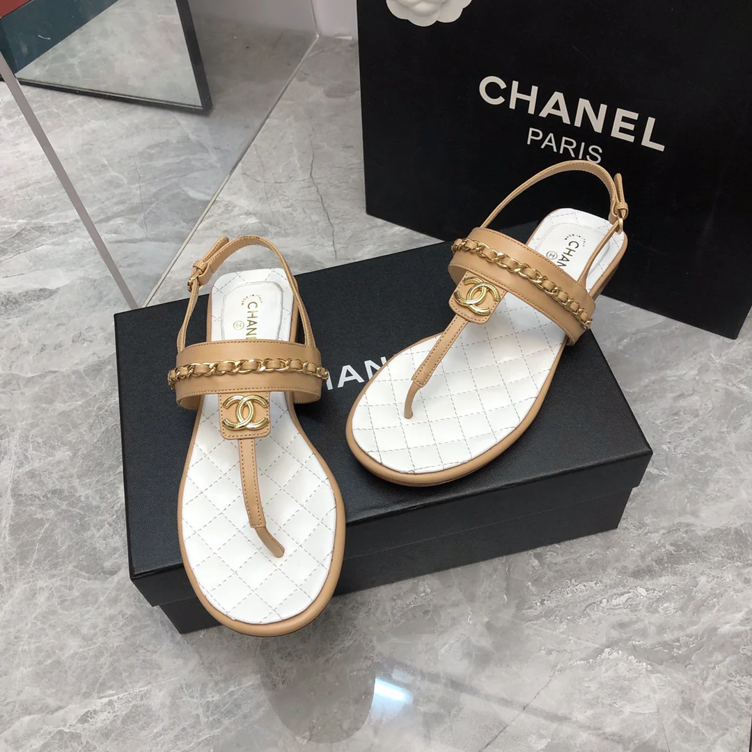 Новинка сезона весна/лето 2023 от Chanel - Классические сандалии с цепочкой и Т-образным ремешком - Белый/Абрикосовый