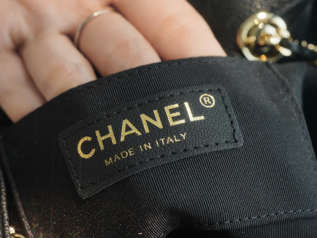 Кожаная мини-куртка Chanel 23p Duma с открытыми плечами, черная.