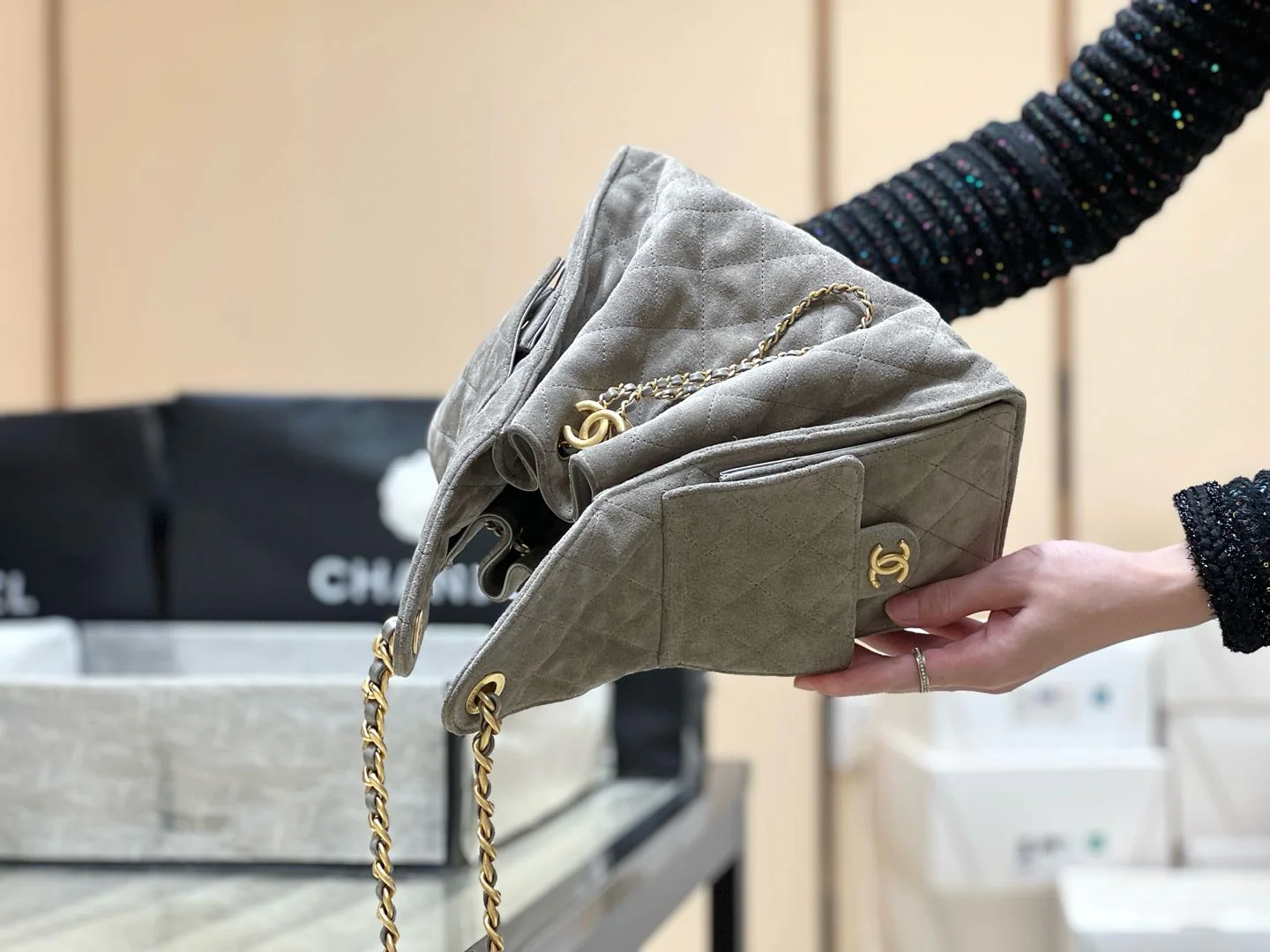 Популярная сумка-хобо Chanel 25c, которую можно носить под мышкой — серо-коричневая.