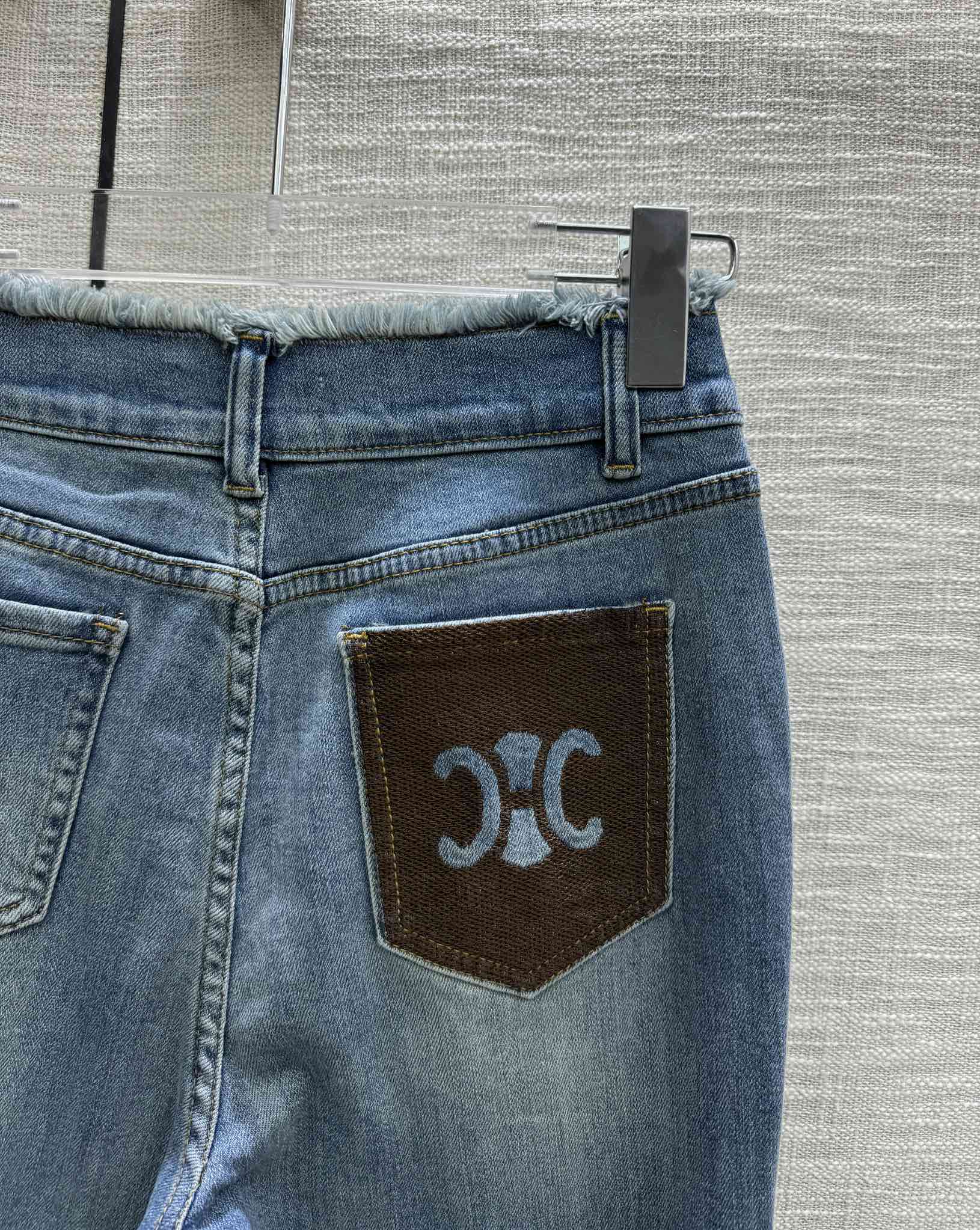 Расклешенные брюки Celine 2403 с цветовым блоком и логотипом, высокой талией.