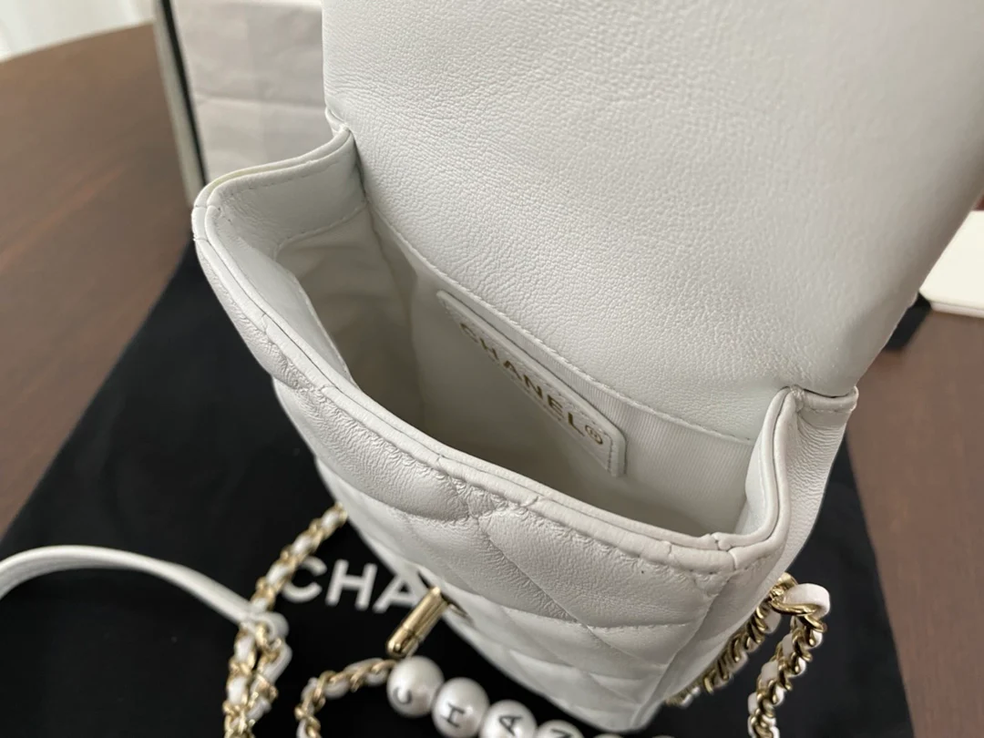 Сумка для телефона Chanel CF Pearl из коллекции Весна/Лето 2020 - белая.