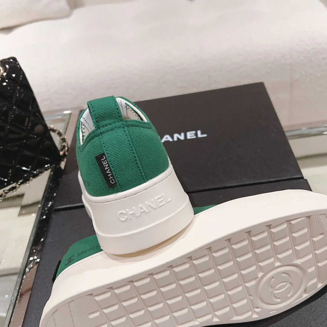 Новинка сезона ?Ранняя осень 2023? от Chanel — простые парусиновые туфли на платформе — зеленые.