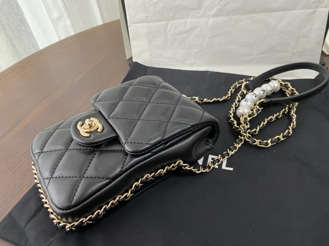 Сумка для телефона Chanel CF Pearl из коллекции Весна/Лето 2020 - Черная