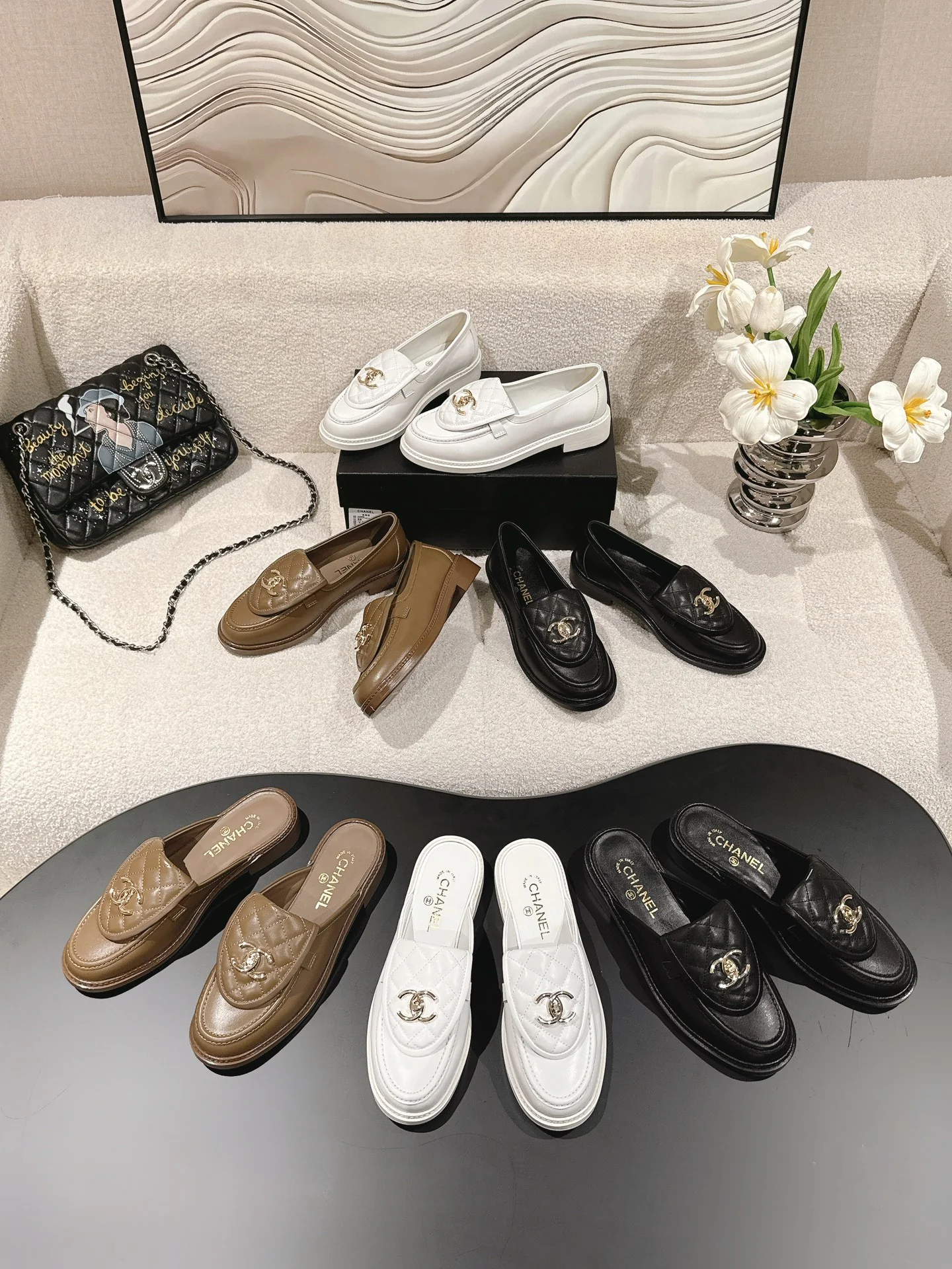 Клетчатые тапочки Chanel 2024 — изображение из коллекции