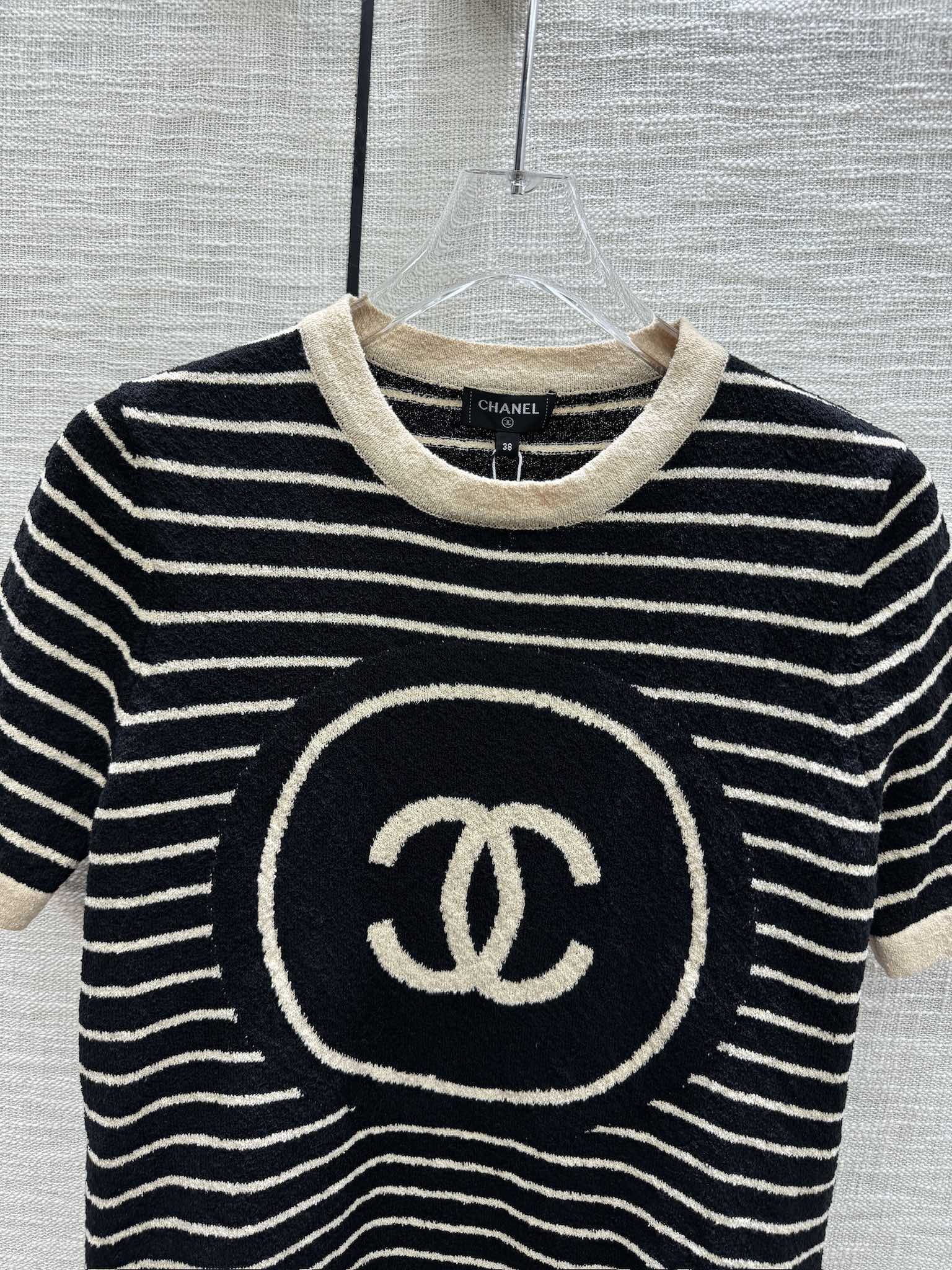 Коллекция Chanel Весна/Лето 2024: Новый винтажный полосатый трикотажный джемпер с коротким рукавом