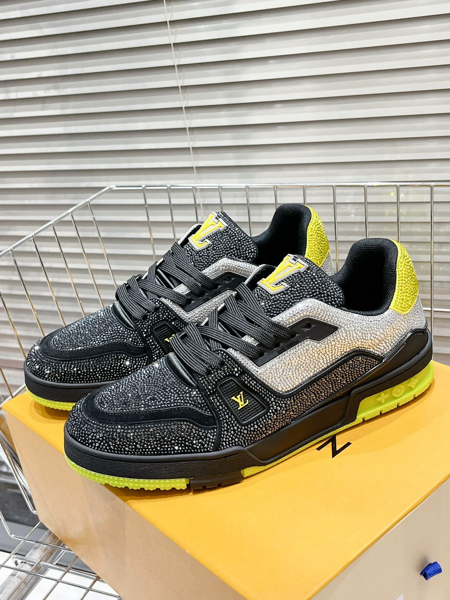 Кроссовки LV Trainer - обувь для скейтбординга - глянцевые черно-желтые - унисекс