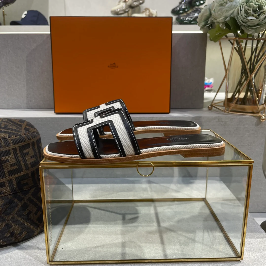 Новинка начала лета 2022 года от Hermes - плоские тапочки H.