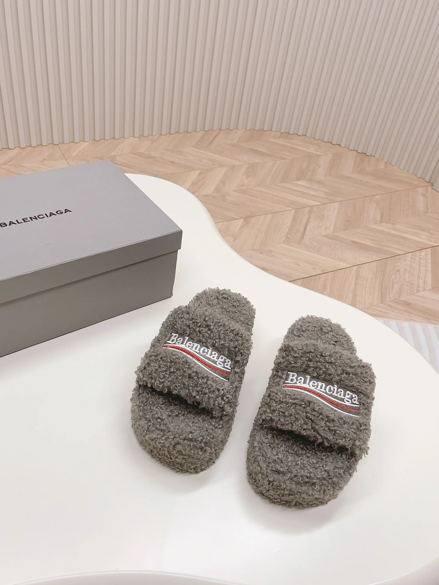 Новинка Balenciaga 2023 года - Меховые тапочки на платформе - Серые
