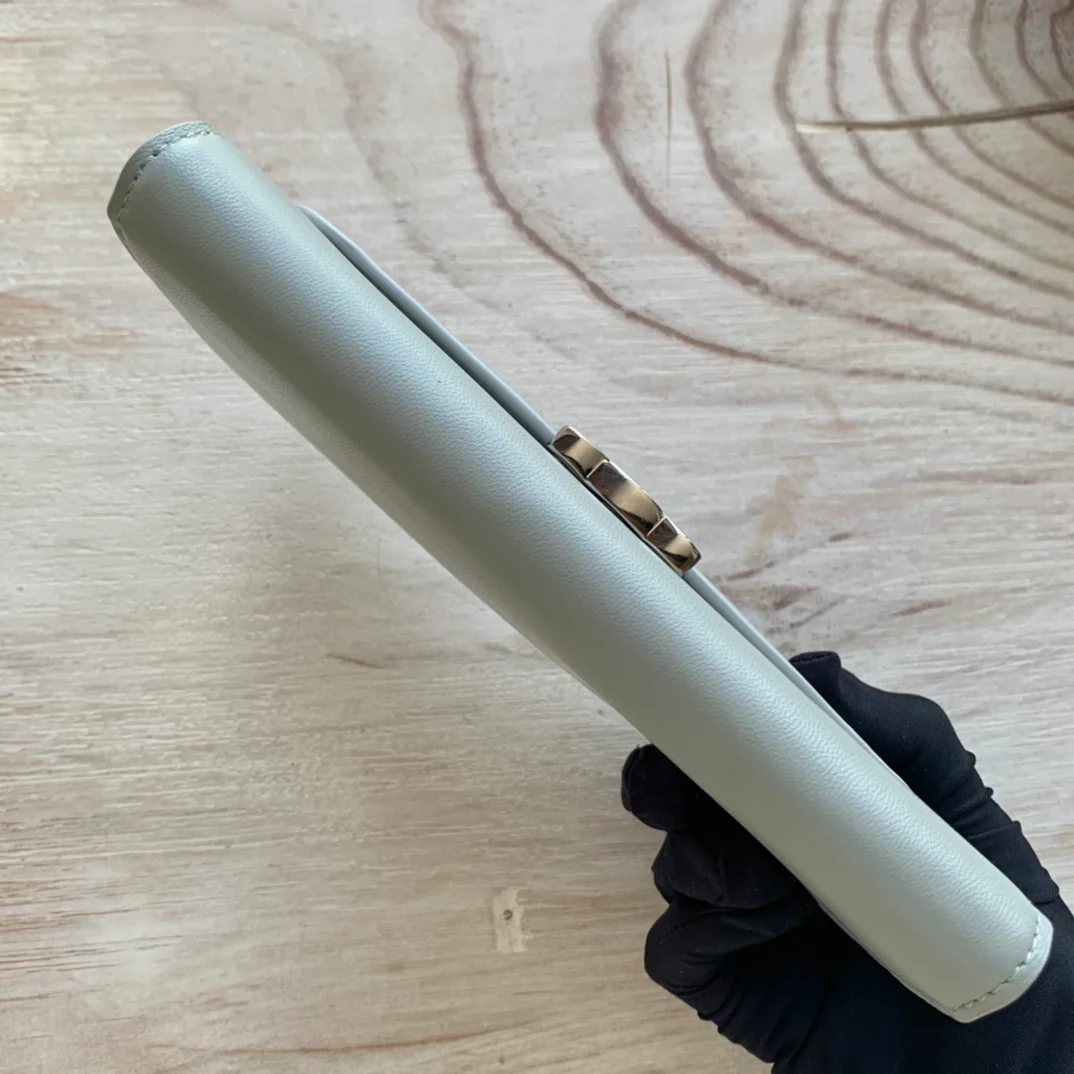 Celine TRIOMPHE 大号亮泽光滑羊皮革翻盖长夹