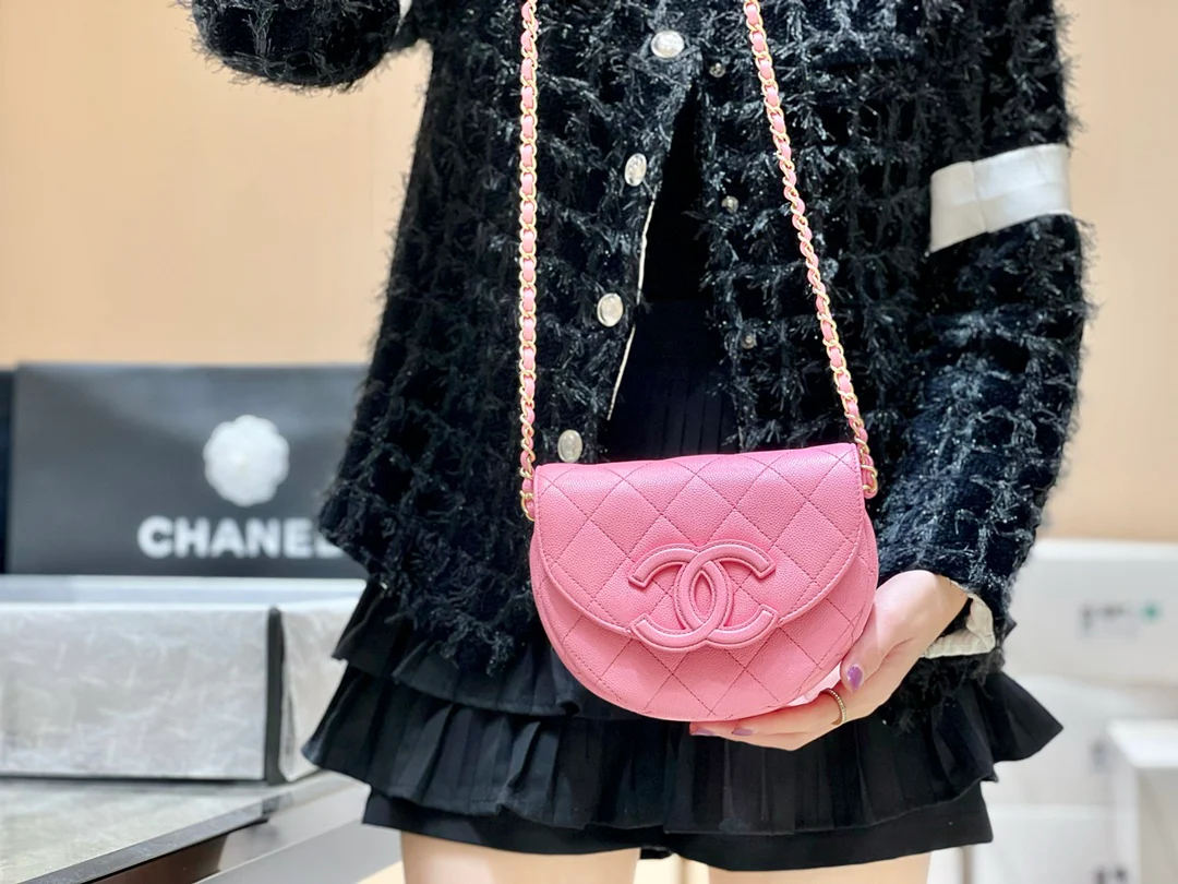 Новинка сезона весна/лето 2023 от Chanel - сумка Lychee Bull Saddle Bag - розовая - на фото.