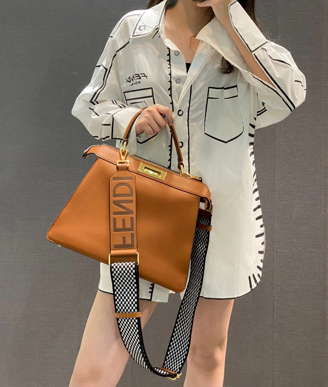 Сумка Fendi Peekaboo i-seey из кожи карамельного цвета среднего размера