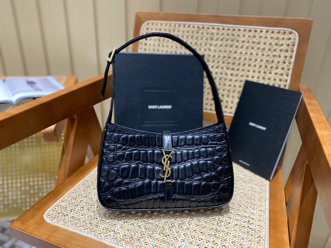 Сумка-седло YSL - черная с золотой фурнитурой - кожа цвета 