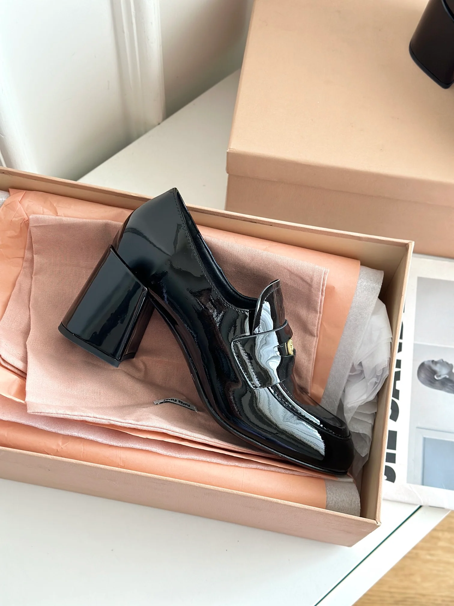 Новинка Miu Miu 2023 года - Лоферы на массивном каблуке с золотыми монетками - Черные