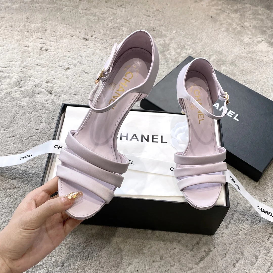 Новинка сезона весна/лето 2023 от Chanel - Босоножки на высоком каблуке с жемчужной отделкой - высота 8-5 см - Светло-фиолетовые