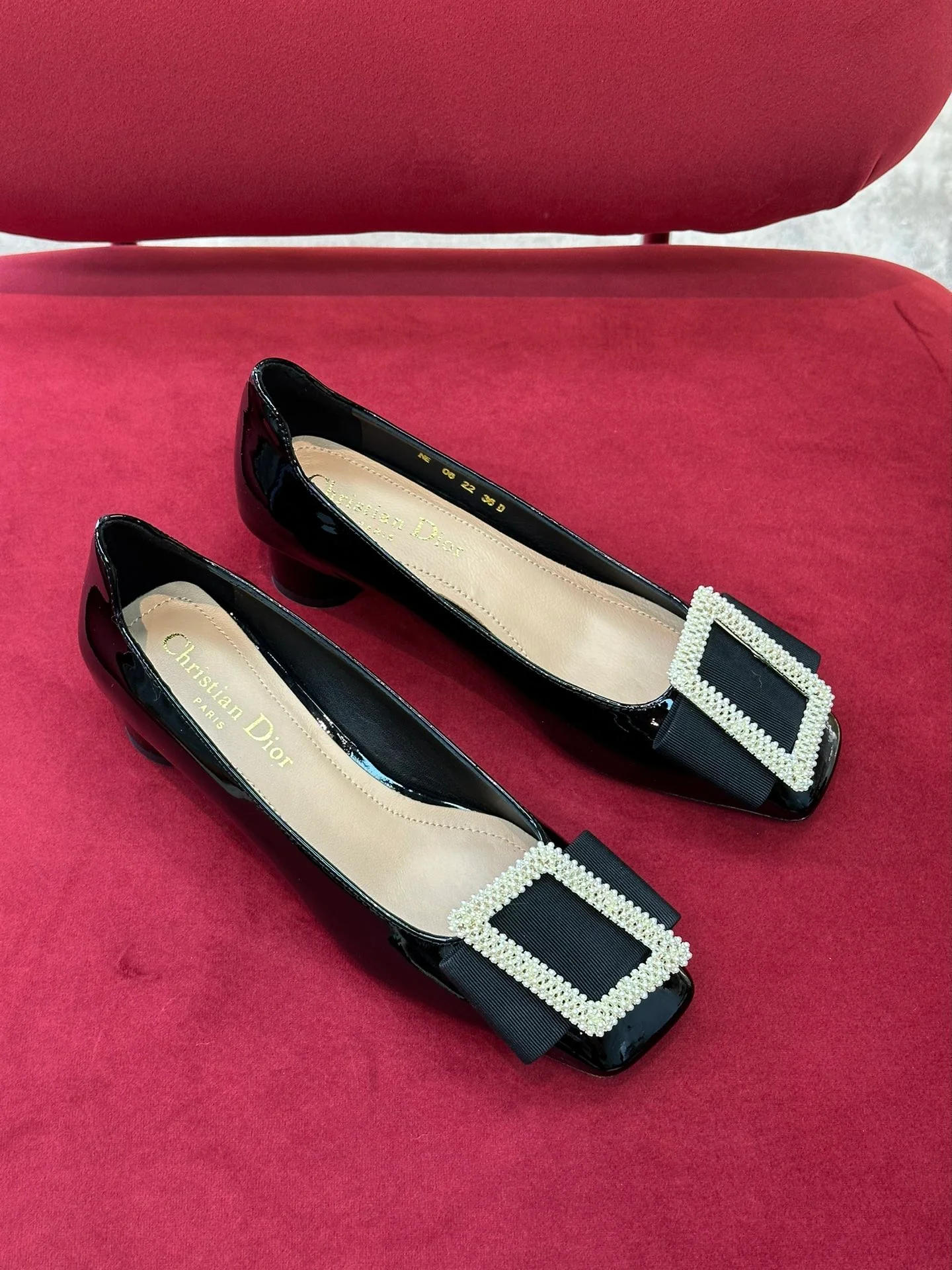 Новинка сезона осень/зима 2022 от Dior — туфли на низком каблуке с бантом, украшенным бриллиантами.