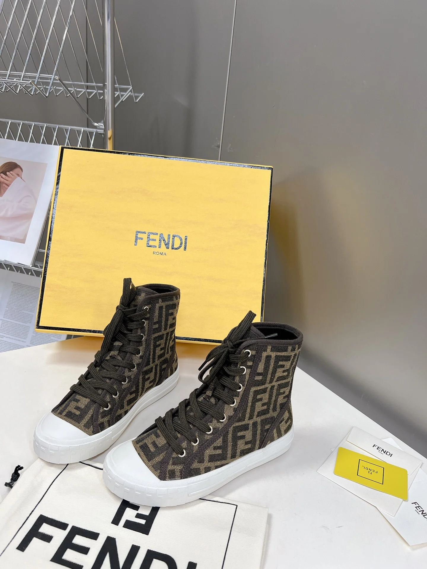 Fendi - Новинка сезона осень/зима 2022 - Высокие повседневные кроссовки с монограммой