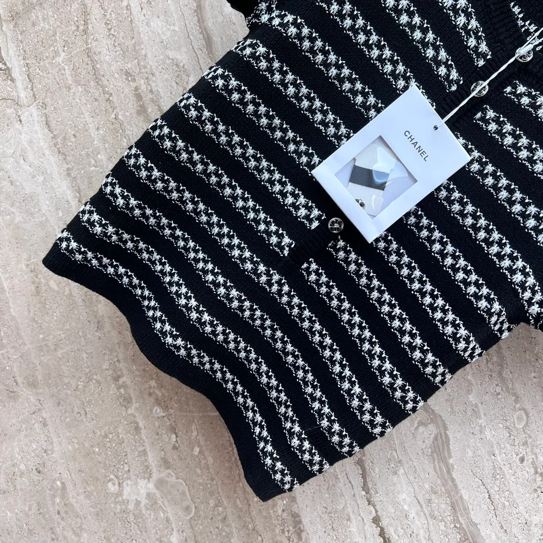 Вязаный топ Chanel 2403 из специальной пряжи с короткими рукавами - черный