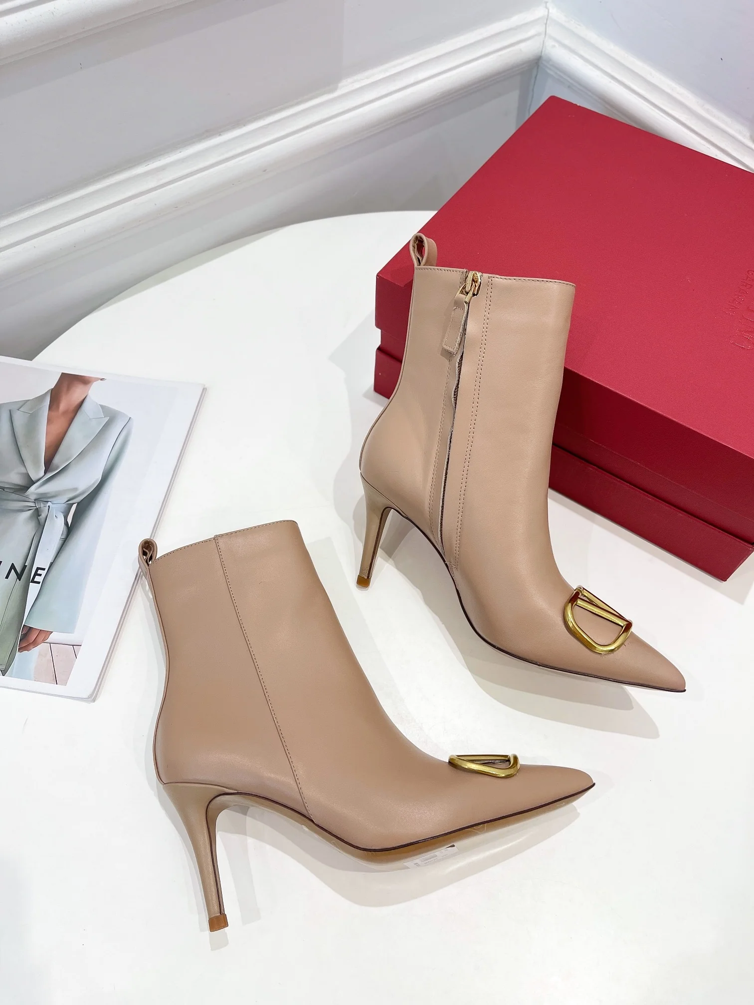 Новинка сезона осень/зима 2022 от Valentino - большие ботильоны с V-образным вырезом.