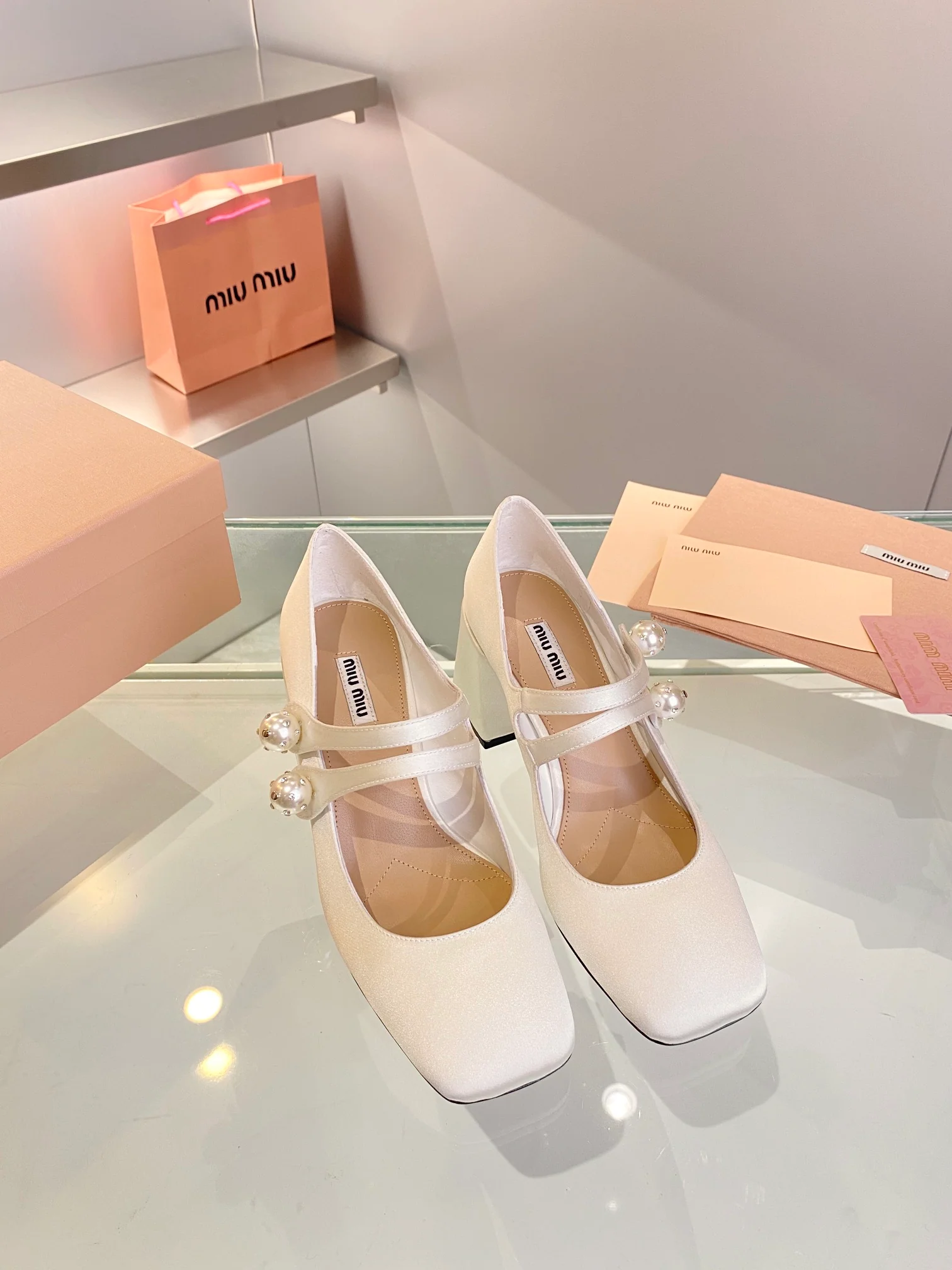 Новинка осенне-зимней коллекции Miu Miu 2023 — туфли Мэри Джейн на высоком каблуке с блестками и стразами (7 см) — белые.