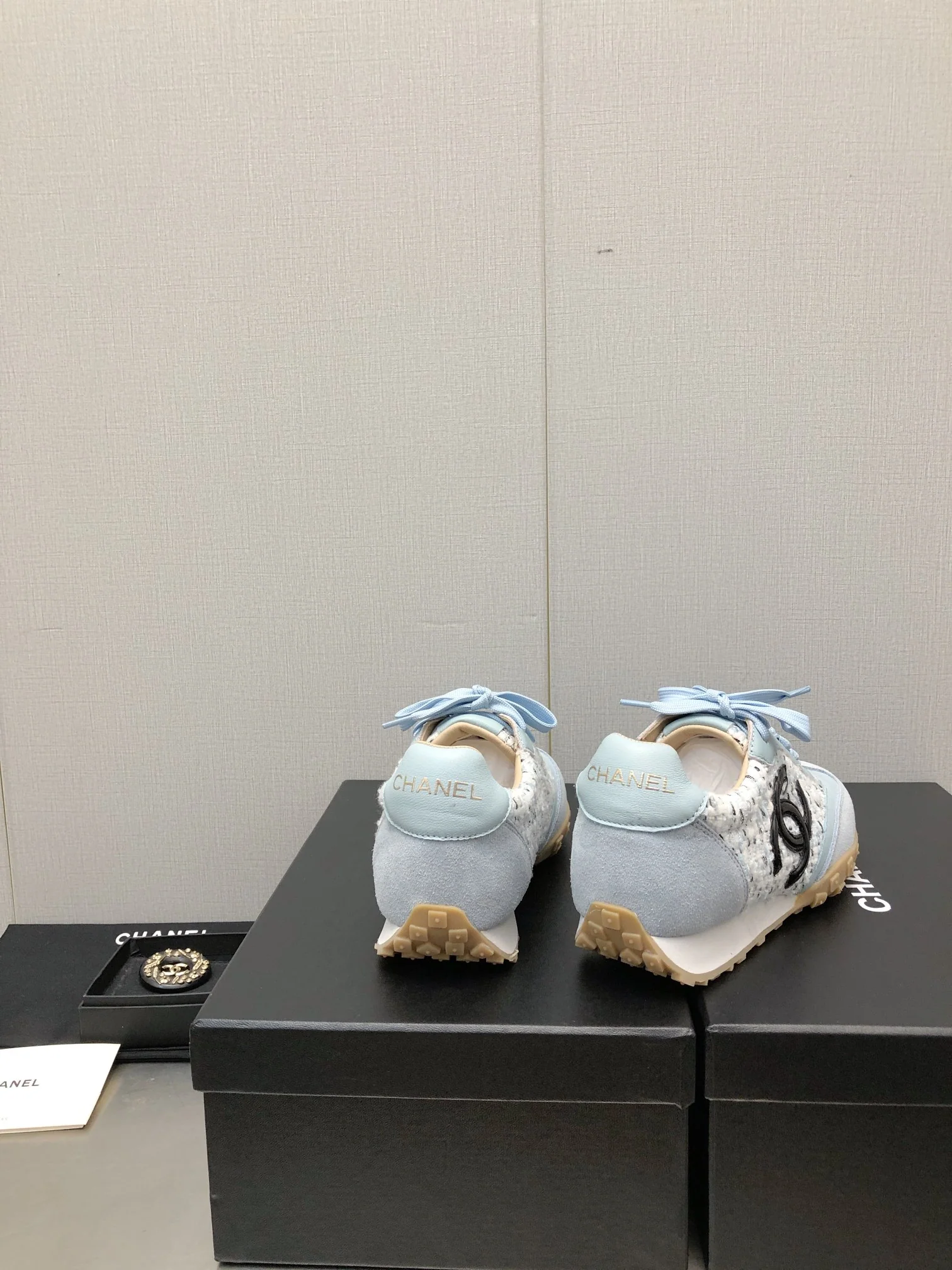 Новинка 2023 года от Chanel - Повседневные кроссовки - Светло-голубые